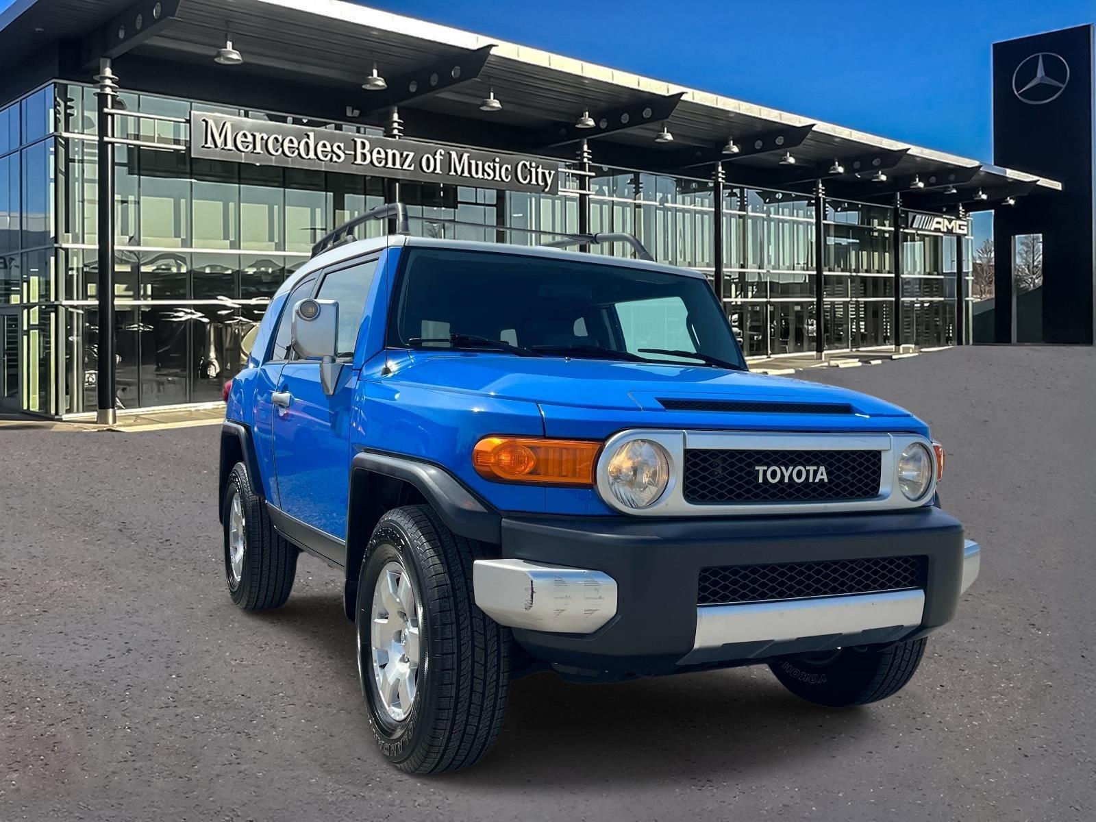 White/Voodoo Blue 2007 Toyota FJ Cruiser 4WD SUV / Crossover Four-Wheel Drive 6-Speed Manual