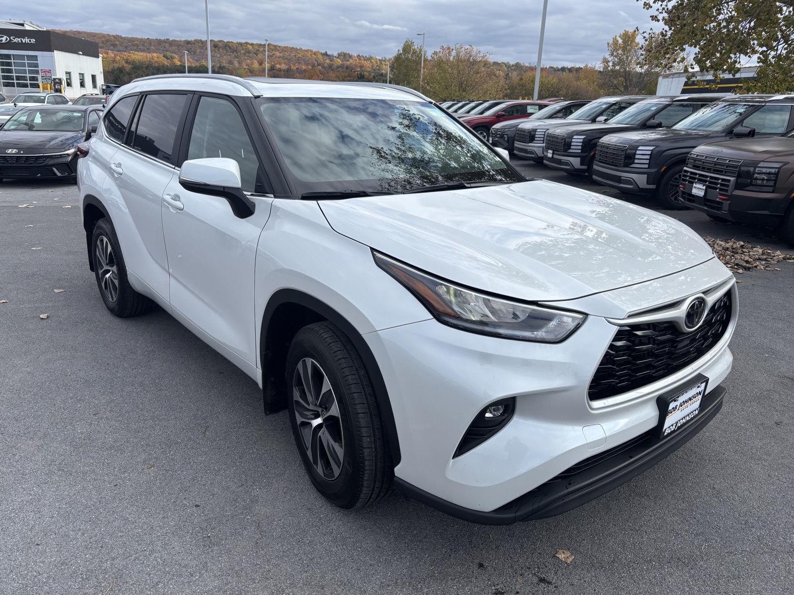 White (Wind Chill Pearl) 2026 Toyota Highlander SUV / Crossover All-Wheel Drive 