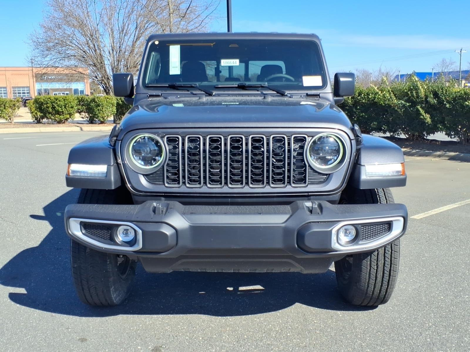 New 2026 Granite Crystal Metallic Clearcoat Jeep Sahara image 10