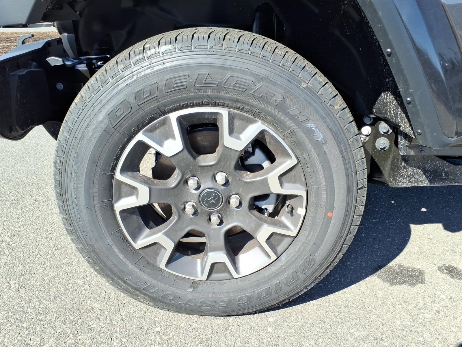 New 2026 Granite Crystal Metallic Clearcoat Jeep Sahara image 13