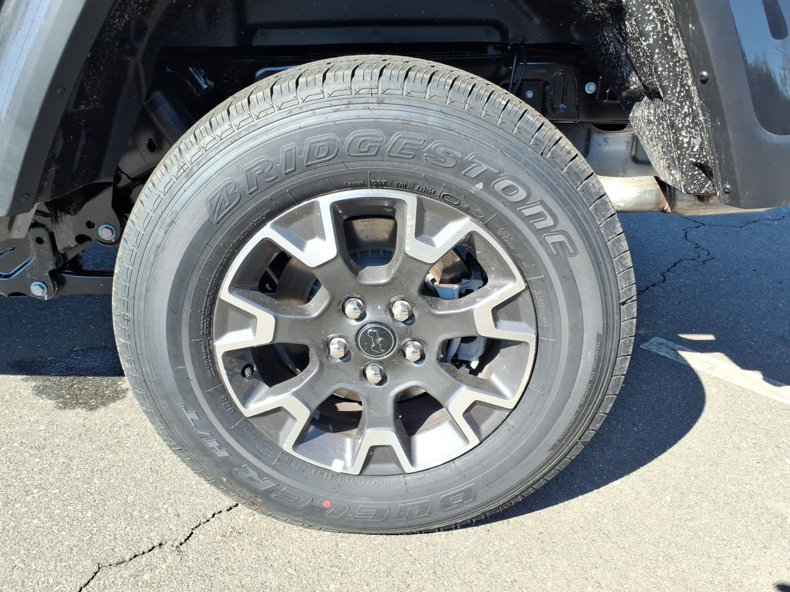 New 2026 Granite Crystal Metallic Clearcoat Jeep Sahara image 14