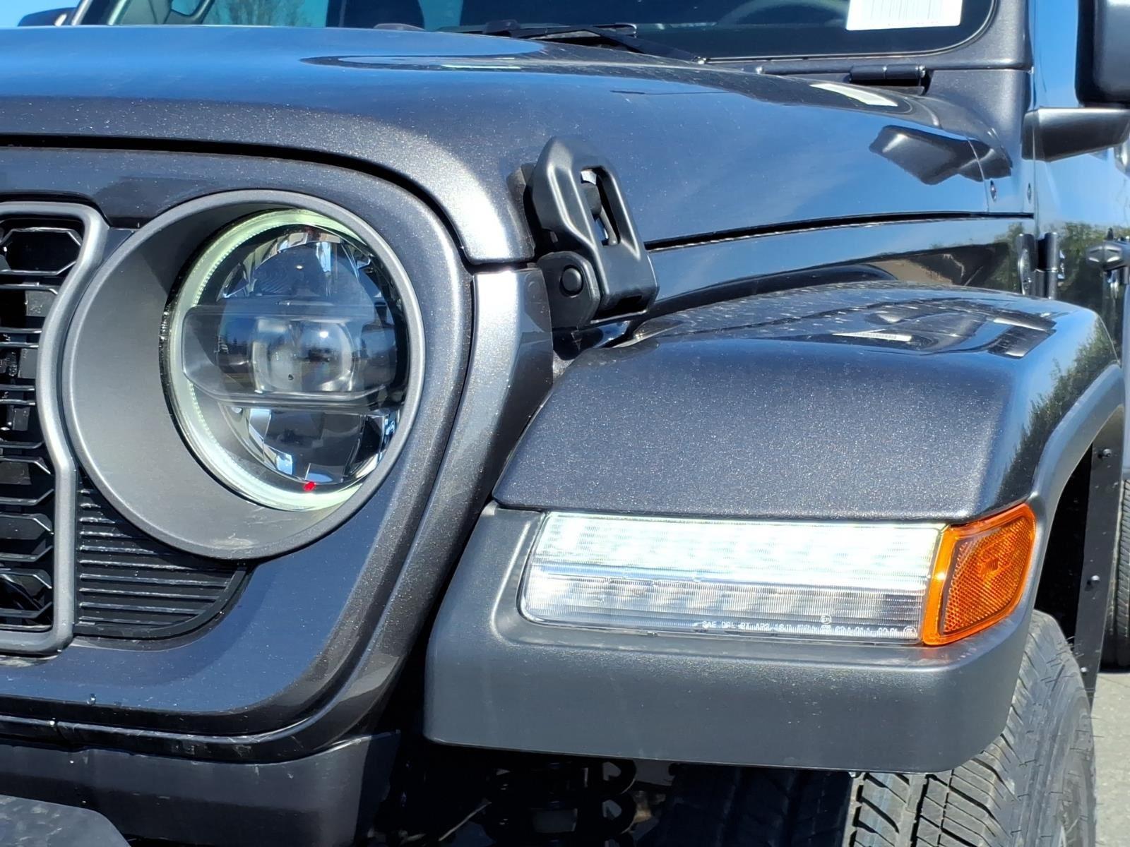 New 2026 Granite Crystal Metallic Clearcoat Jeep Sahara image 16