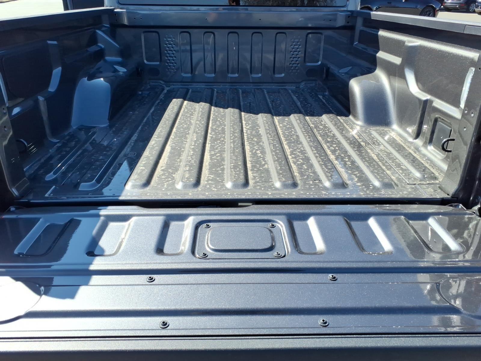 New 2026 Granite Crystal Metallic Clearcoat Jeep Sahara image 31