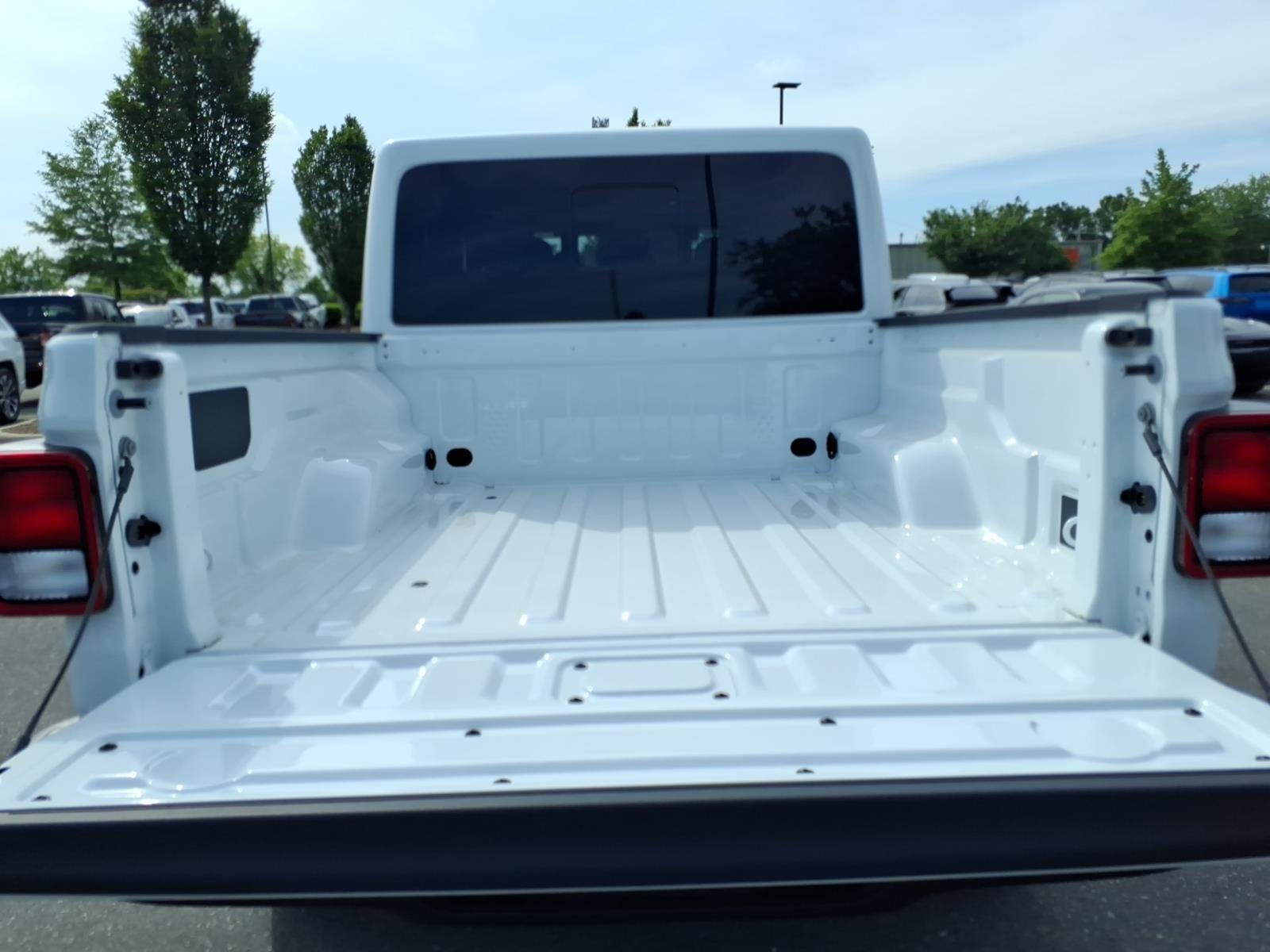 New 2026 Bright White Clearcoat Jeep Sahara image 31
