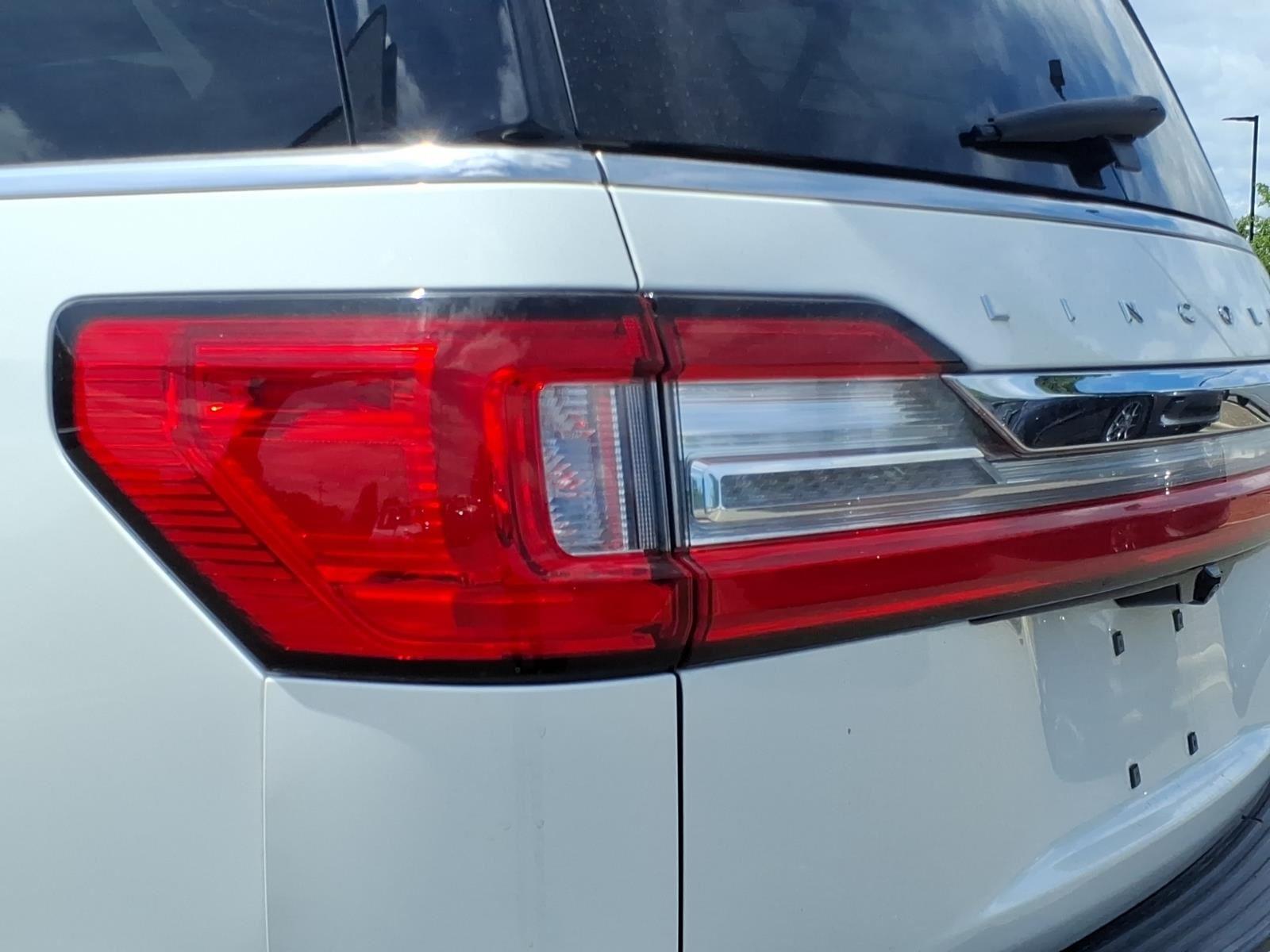 Used 2021 Pristine White Lincoln Reserve image 14