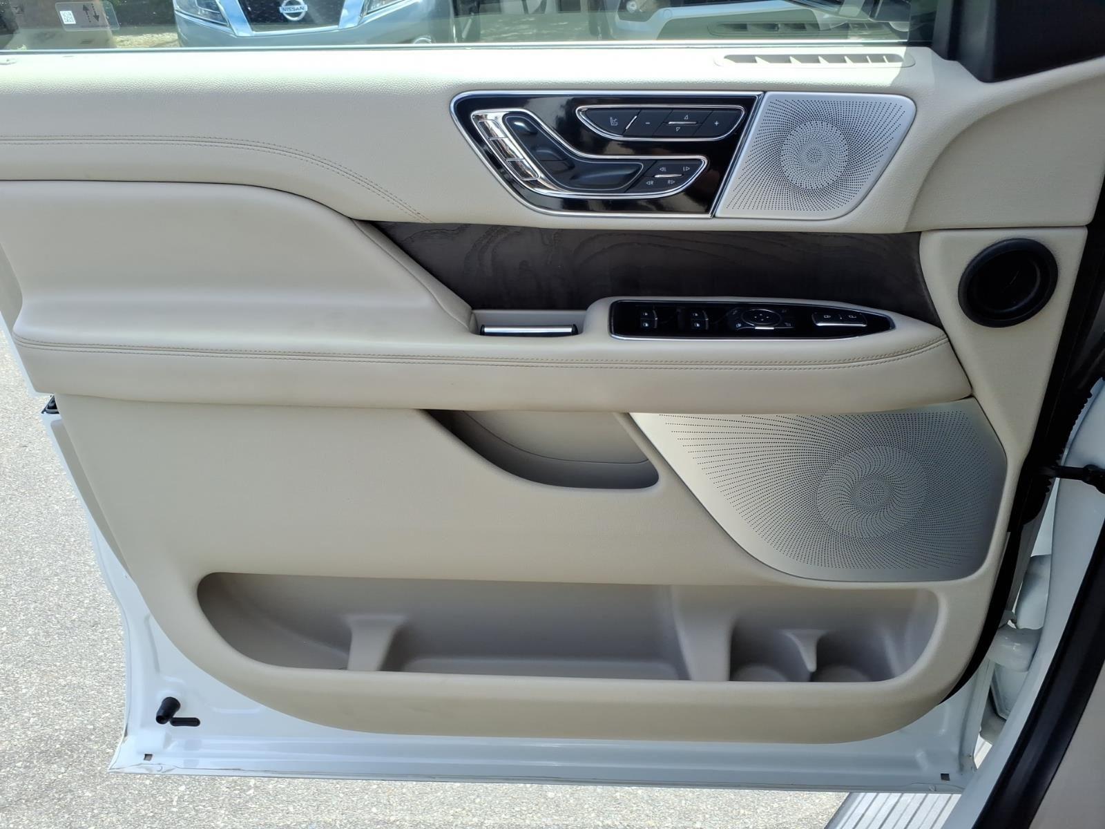 Used 2021 Pristine White Lincoln Reserve image 28