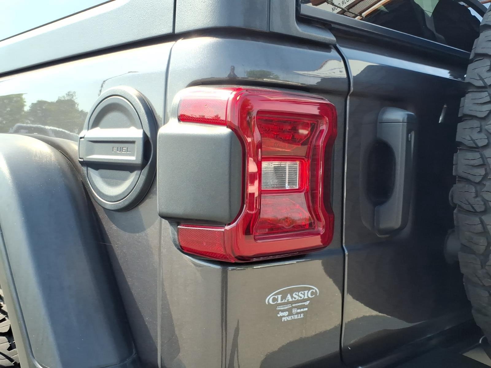 Used 2025 Granite Crystal Metallic Clearcoat Jeep Rubicon image 19