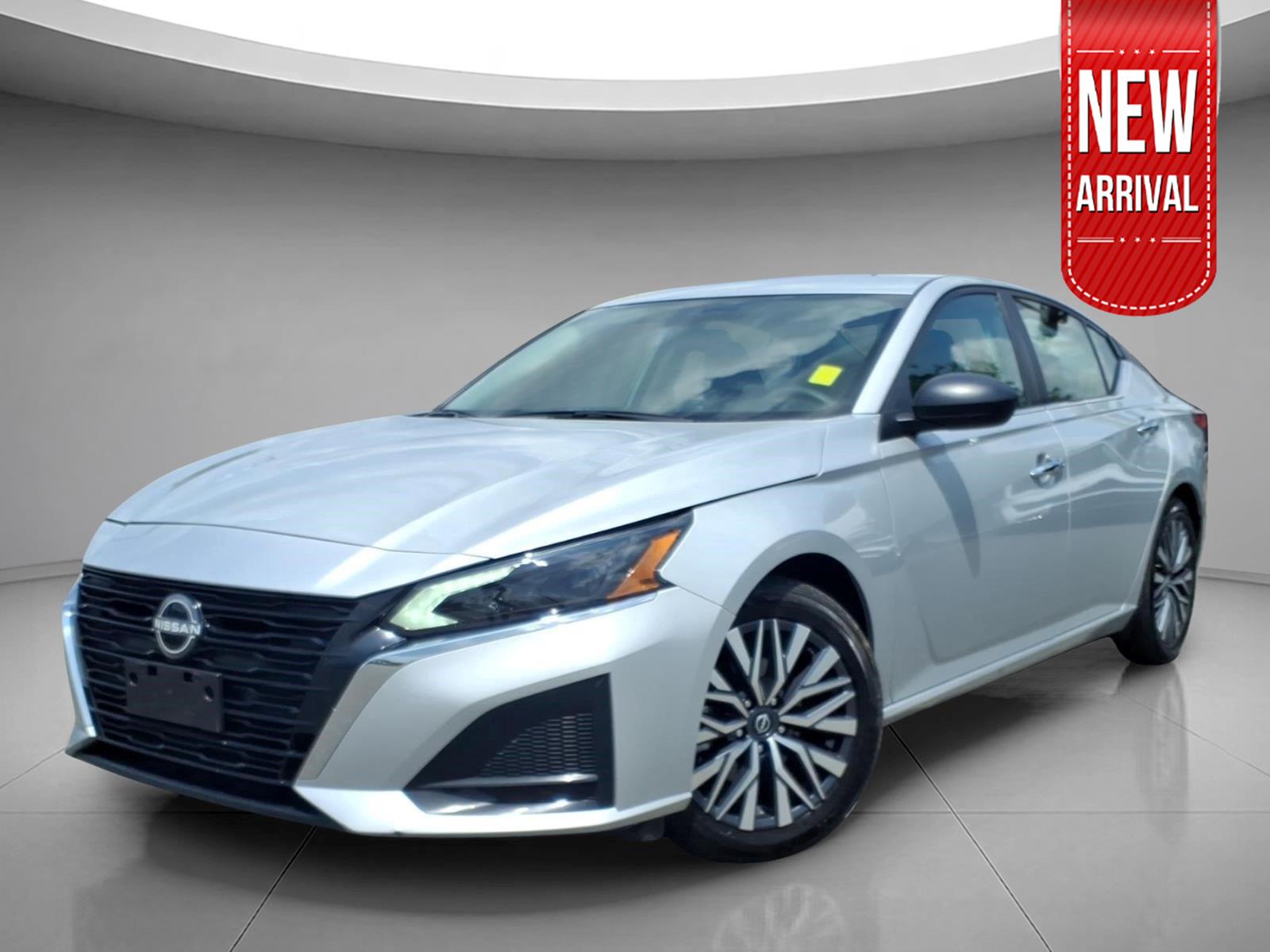 Brilliant Silver Metallic 2025 Nissan Altima Sedan Front-Wheel Drive Continuously Variable Transmission