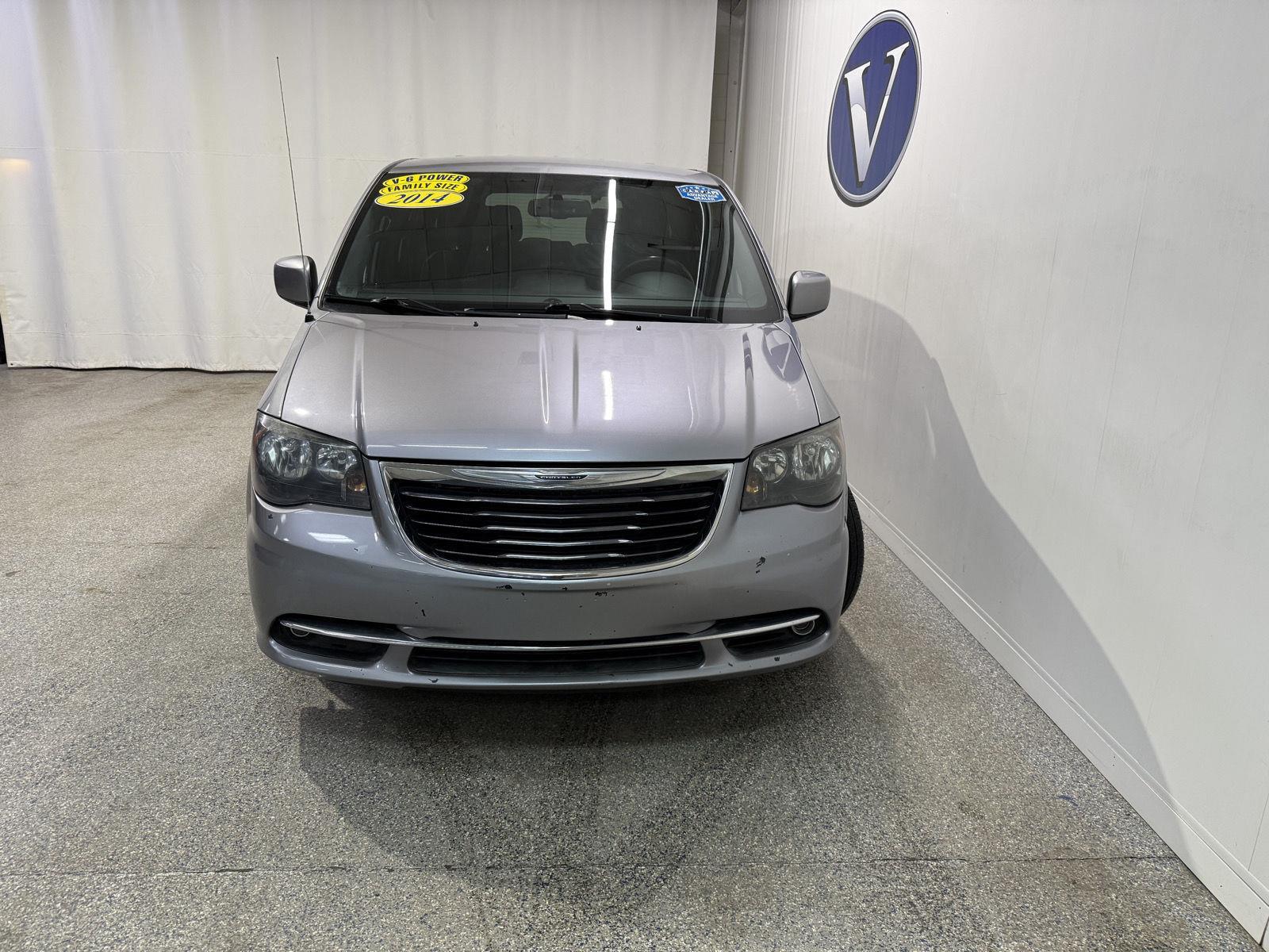 2014 Chrysler Town & Country S's photo