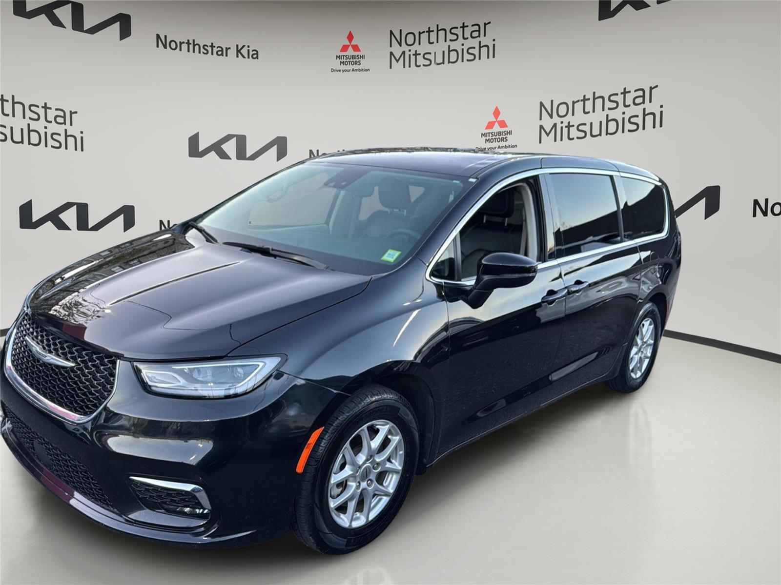 Brilliant Black Crystal Pearlcoat 2023 Chrysler Pacifica Touring L FWD Minivan Front-Wheel Drive 9-Speed Automatic