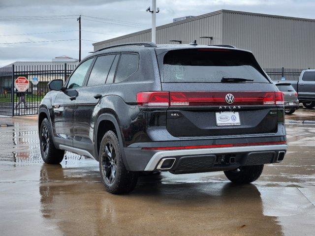 2024 Volkswagen Atlas 2.0T Peak Edition SEL 4