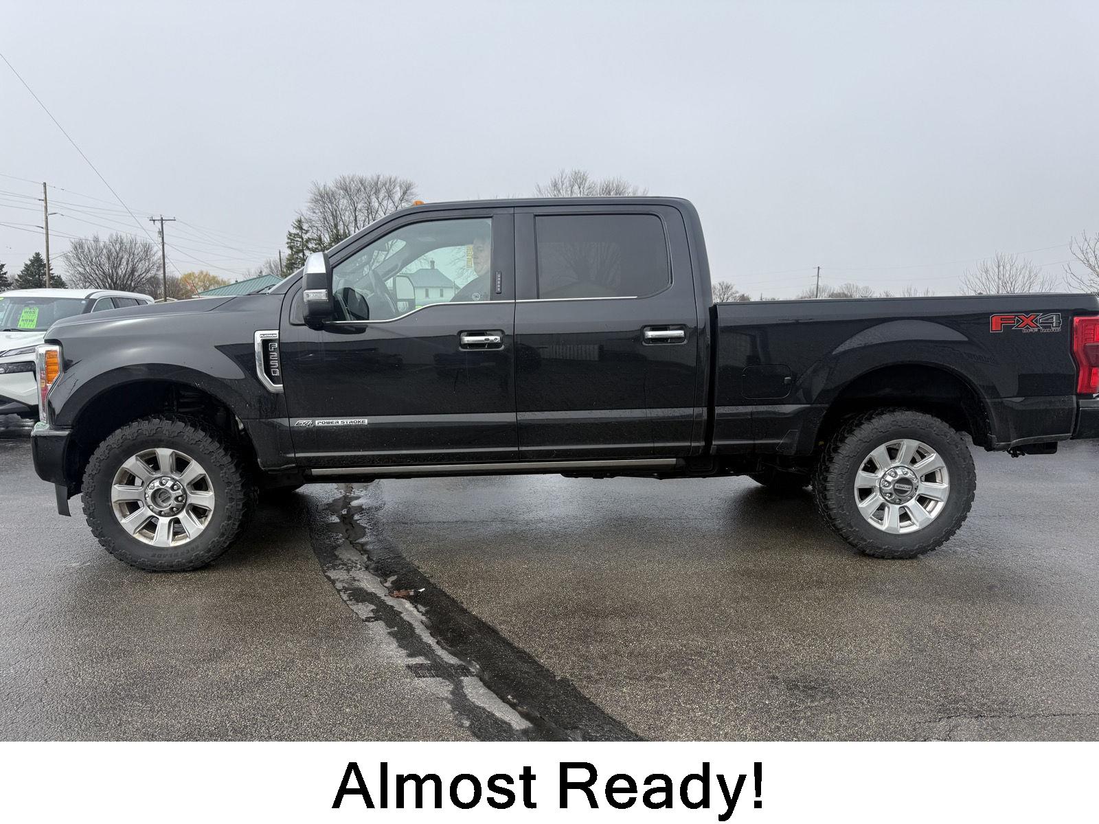 Agate Black Metallic 2019 Ford F-250 Super Duty Platinum Crew Cab 4WD Pickup Truck Four-Wheel Drive 6-Speed Automatic