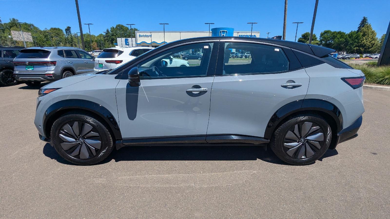 View vehicle photo 3