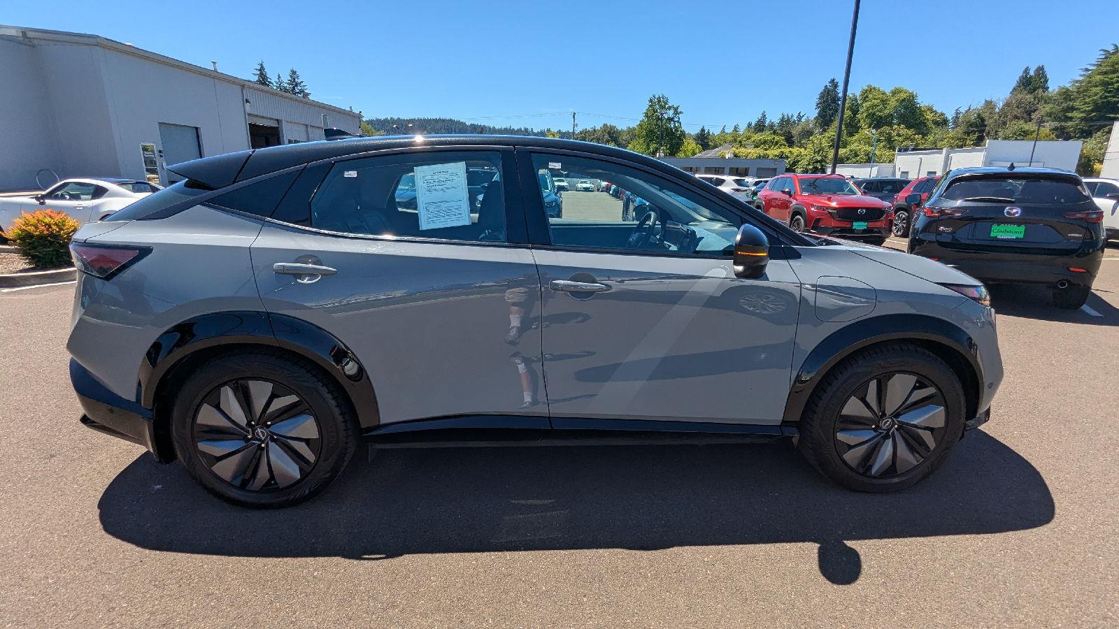 View vehicle photo 7