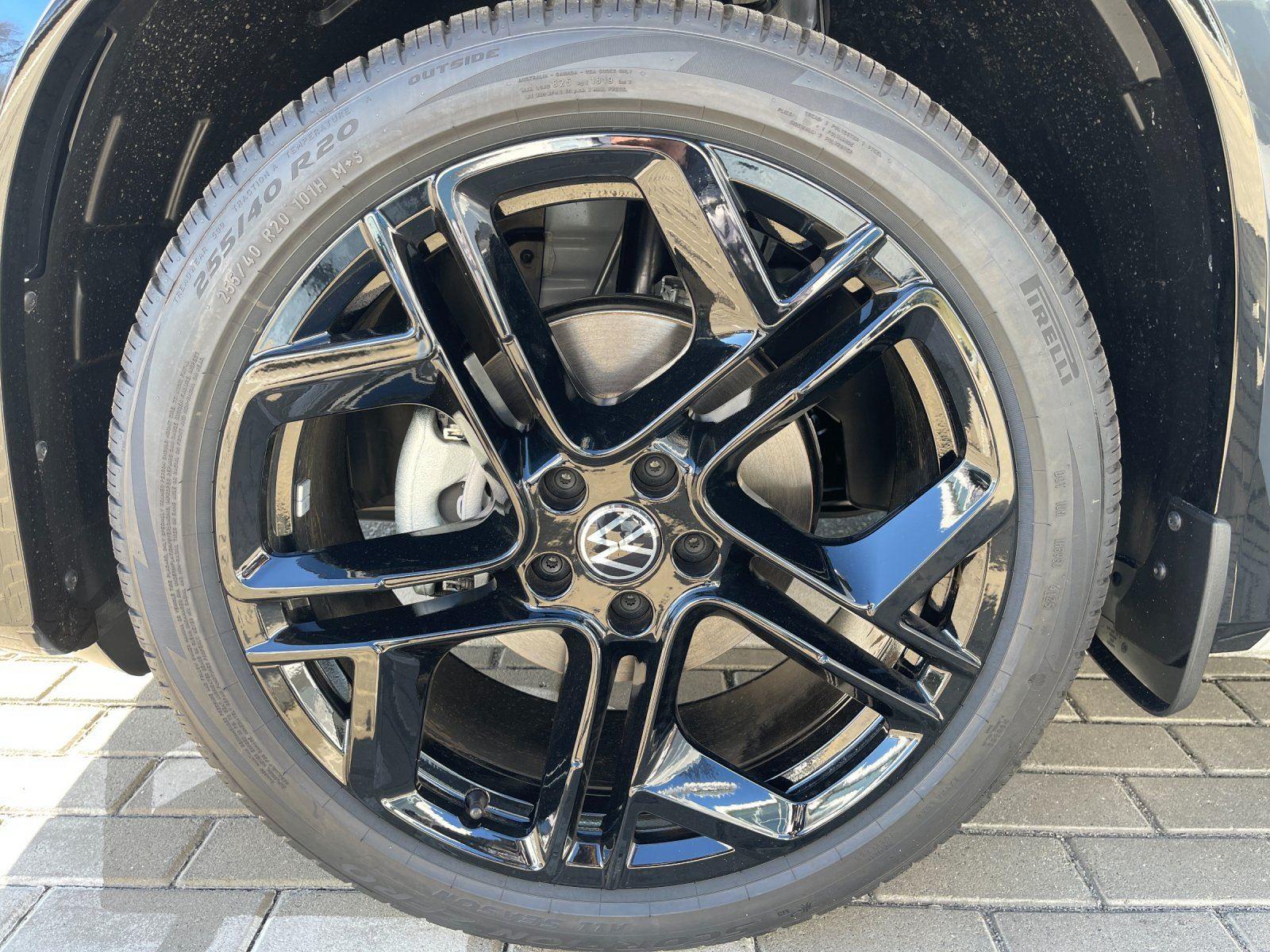 New 2026 Sandstone Volkswagen SE R-Line Black image 10