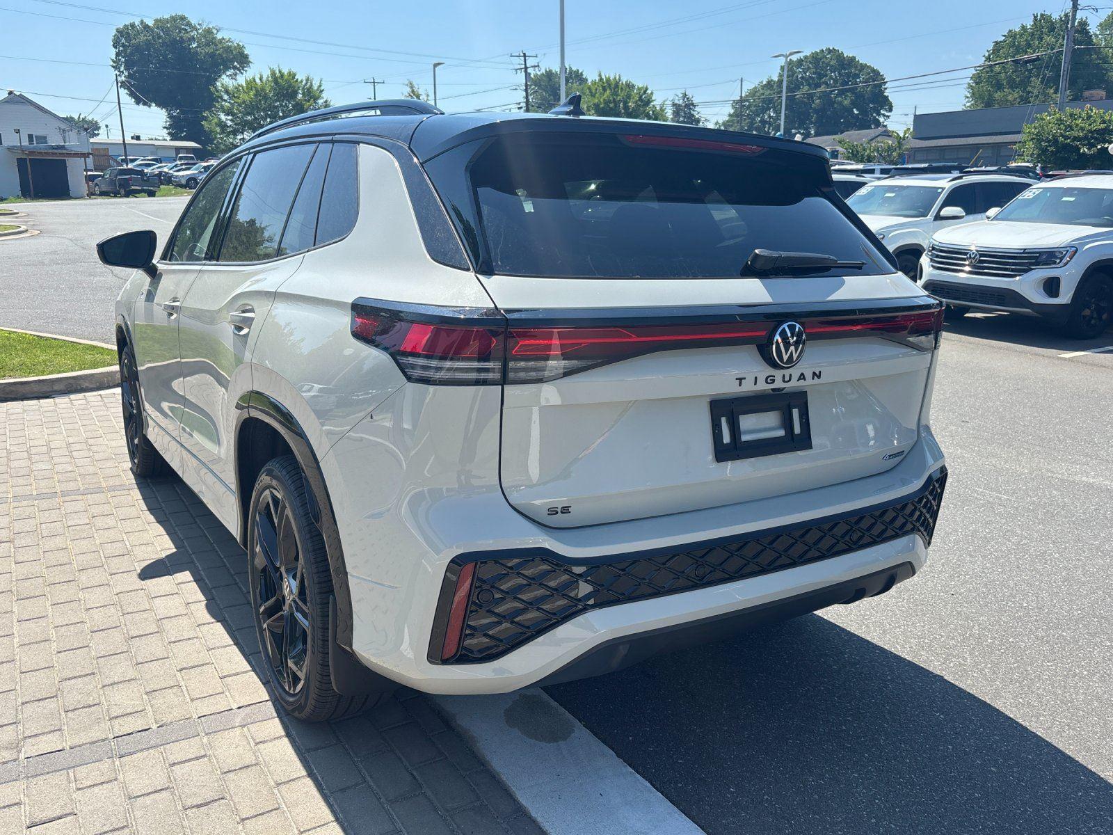 New 2026 sandstone with deep black roof Volkswagen SE R-Line Black image 3