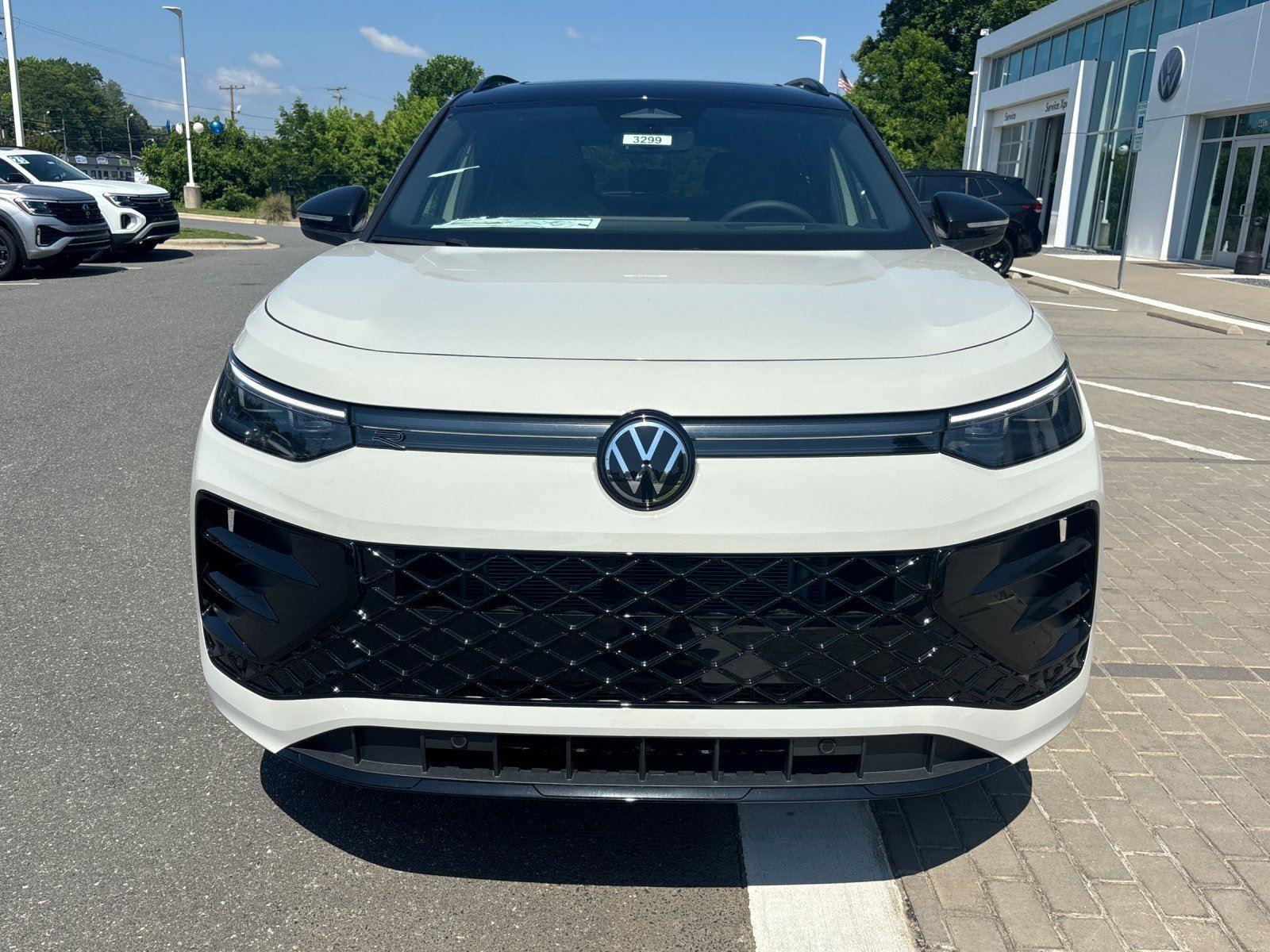 New 2026 sandstone with deep black roof Volkswagen SE R-Line Black image 8