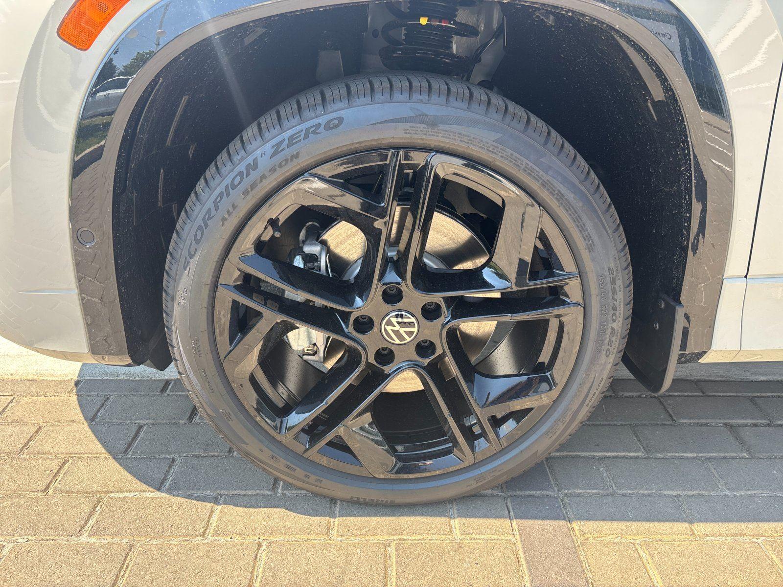 New 2026 sandstone with deep black roof Volkswagen SE R-Line Black image 10