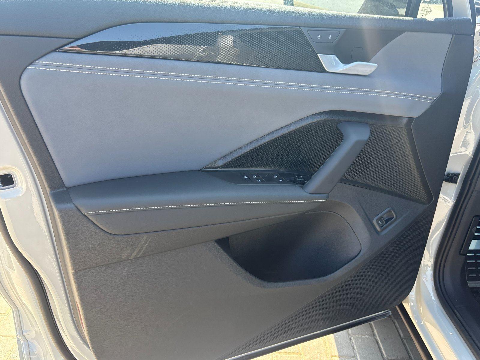 New 2026 sandstone with deep black roof Volkswagen SE R-Line Black image 13