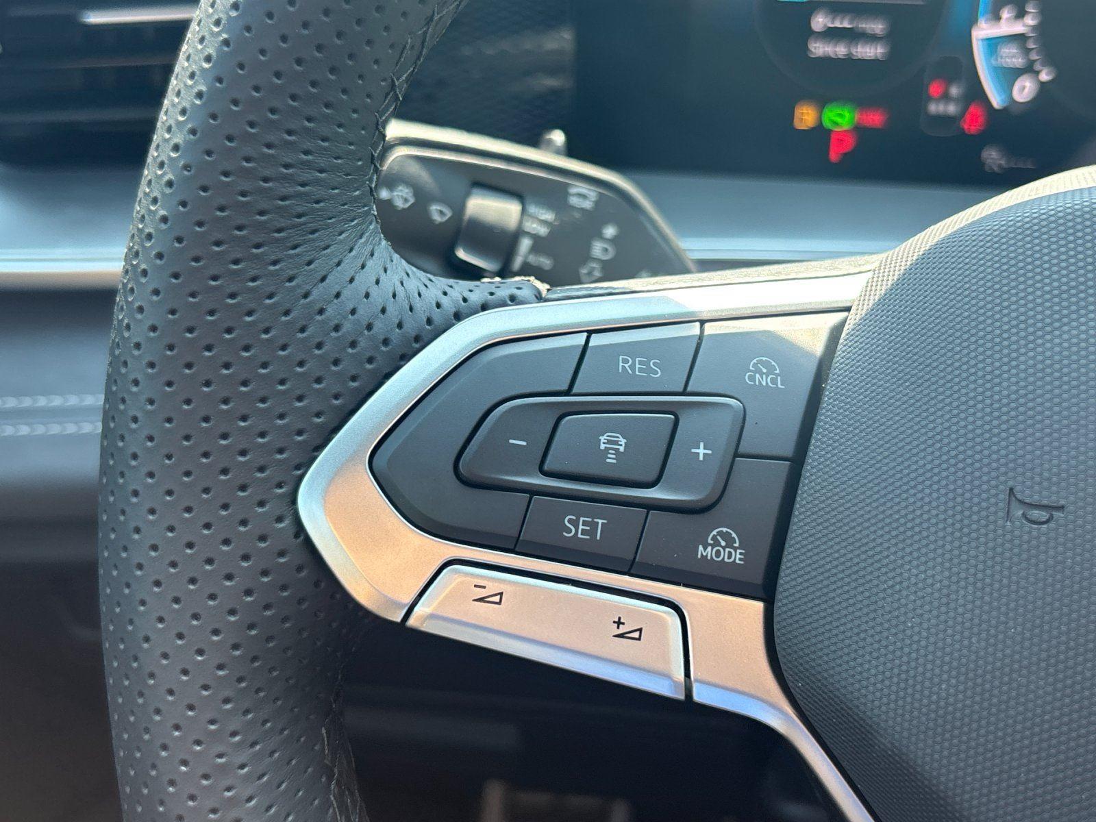 New 2026 sandstone with deep black roof Volkswagen SE R-Line Black image 19