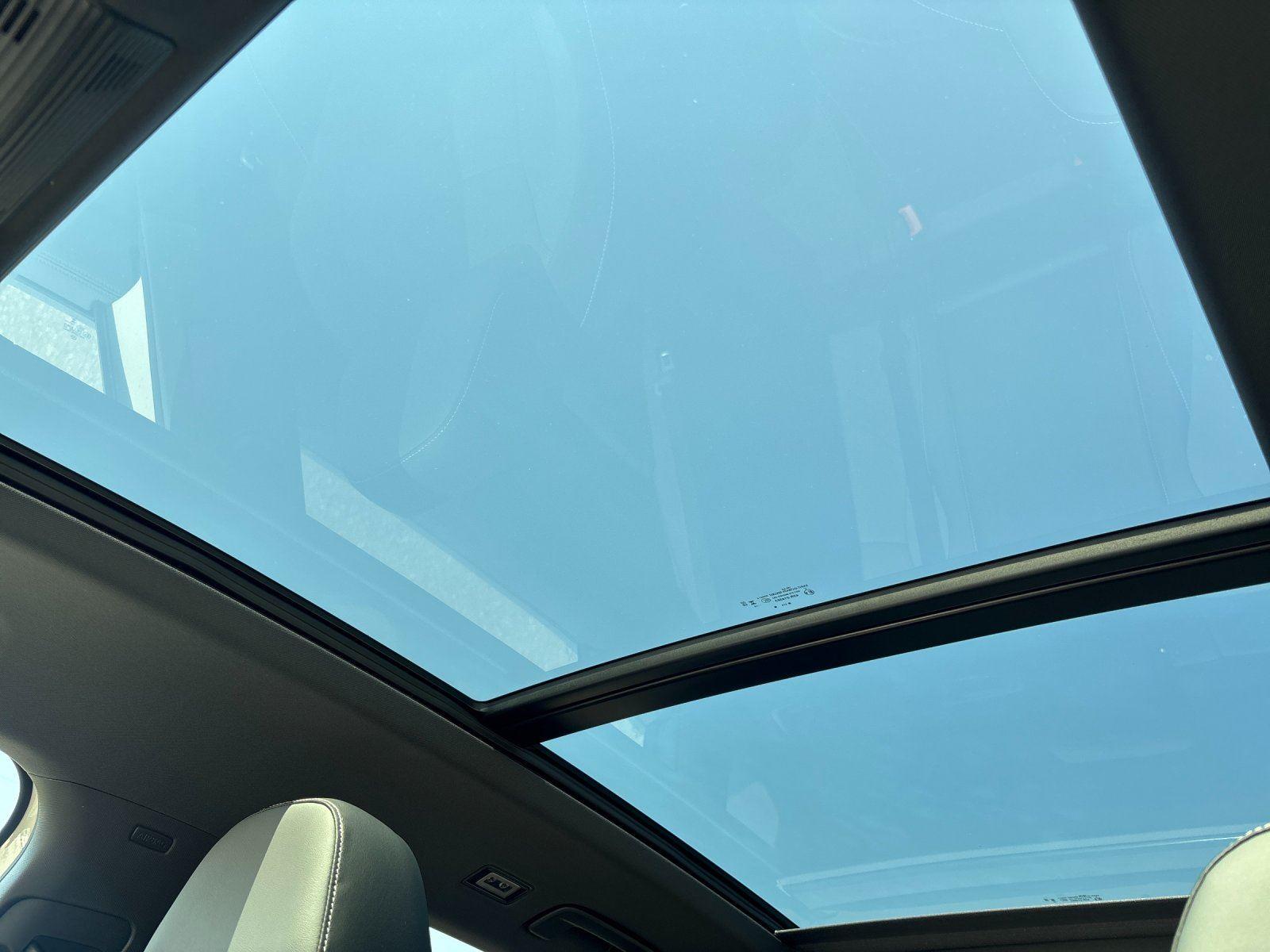 New 2026 sandstone with deep black roof Volkswagen SE R-Line Black image 30