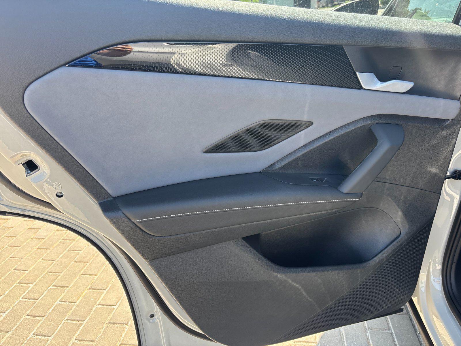 New 2026 sandstone with deep black roof Volkswagen SE R-Line Black image 31