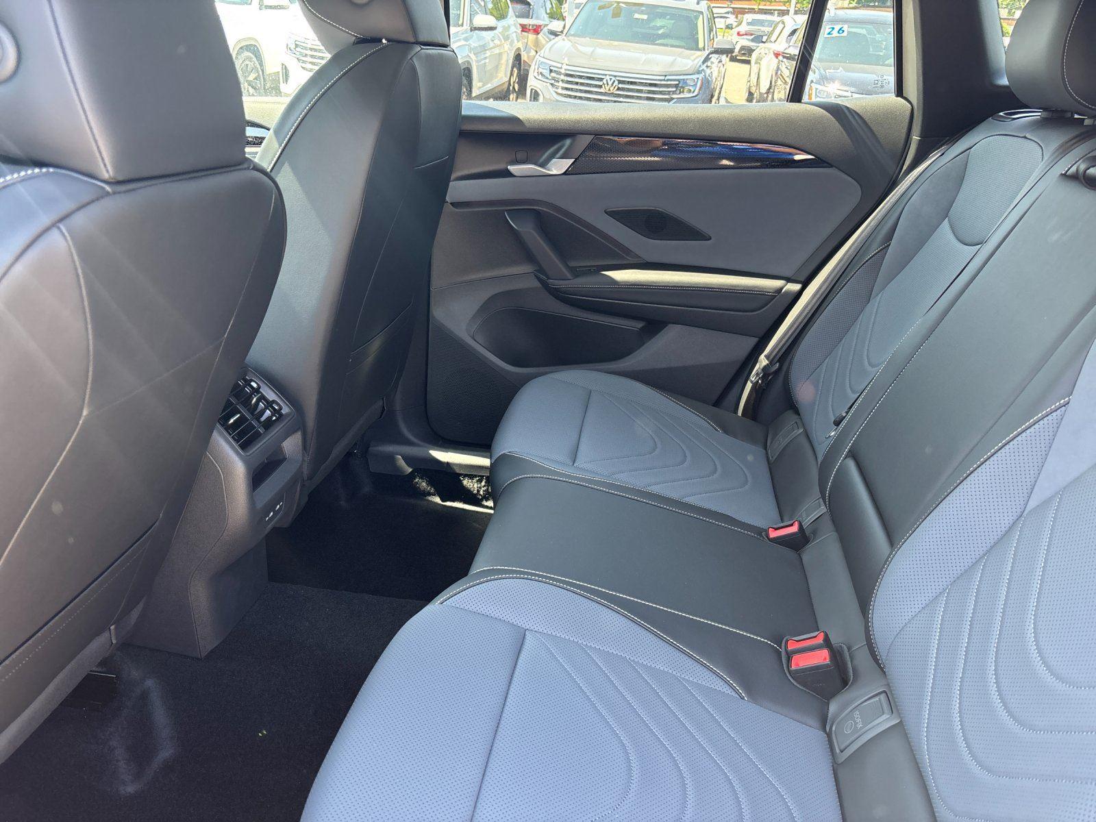 New 2026 sandstone with deep black roof Volkswagen SE R-Line Black image 32