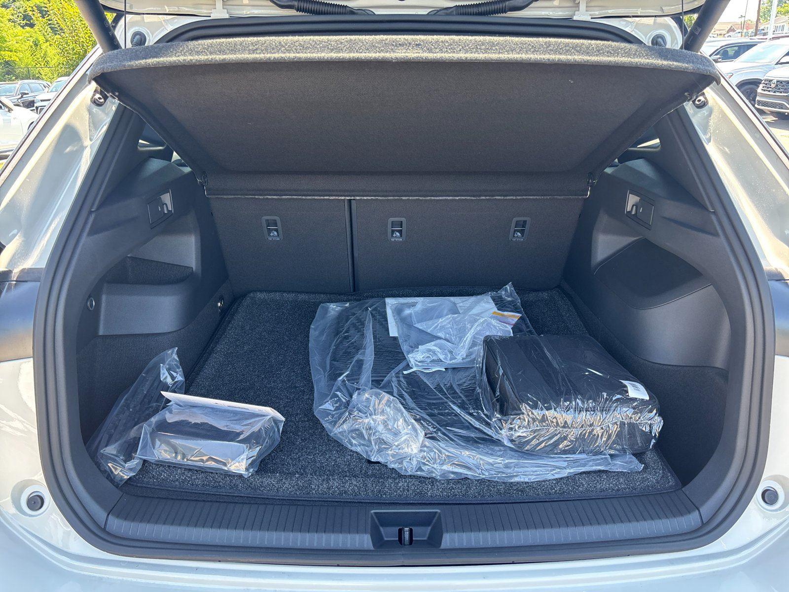 New 2026 sandstone with deep black roof Volkswagen SE R-Line Black image 35