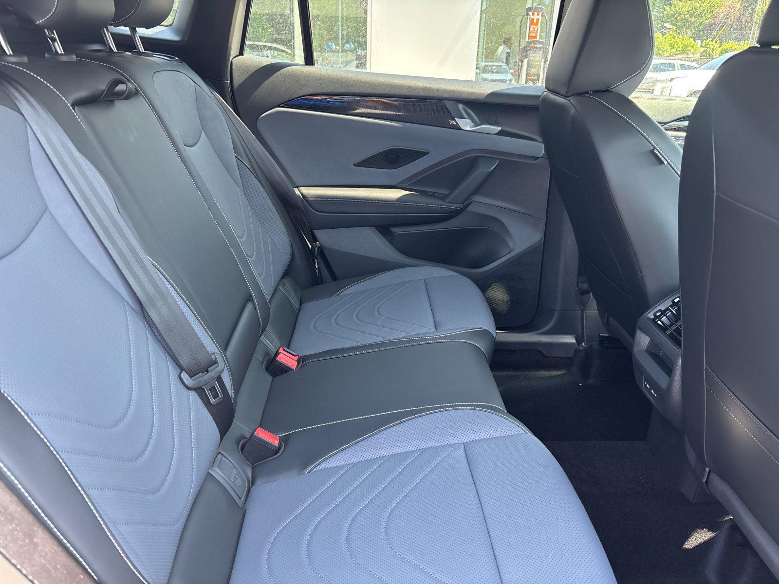 New 2026 sandstone with deep black roof Volkswagen SE R-Line Black image 37