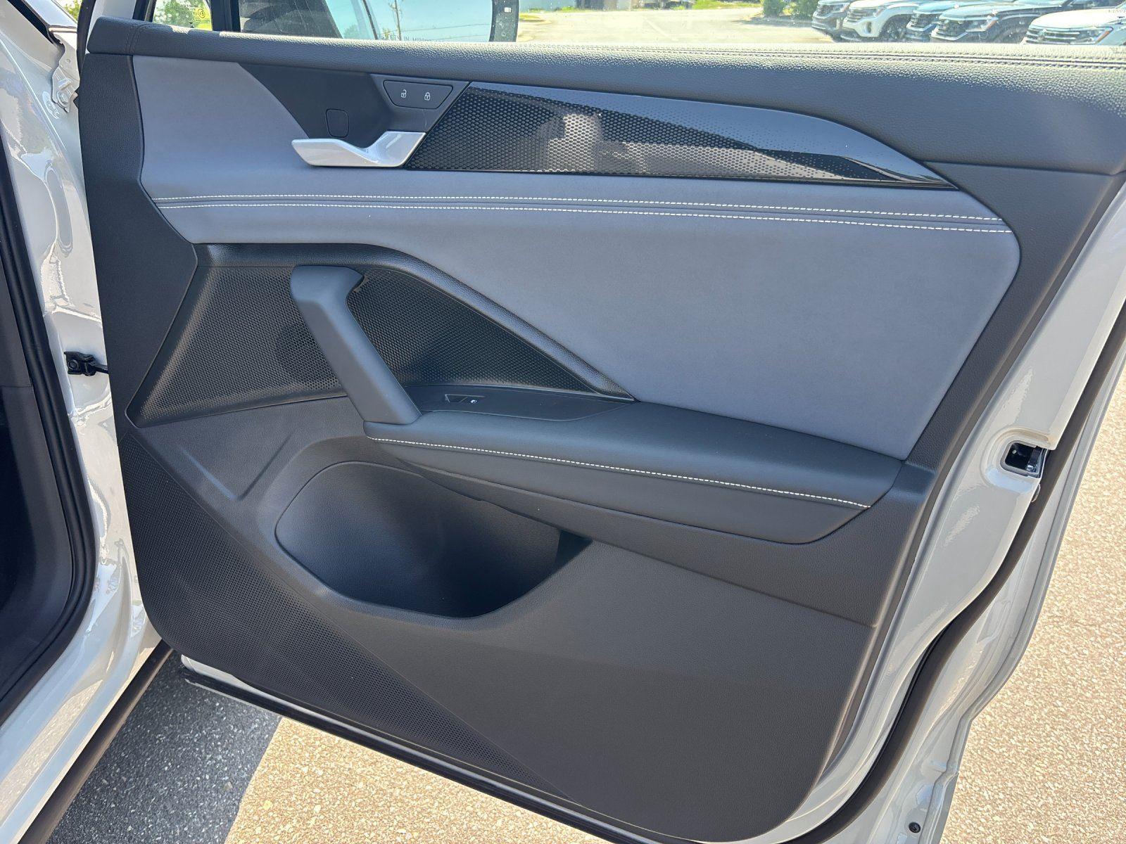 New 2026 sandstone with deep black roof Volkswagen SE R-Line Black image 38