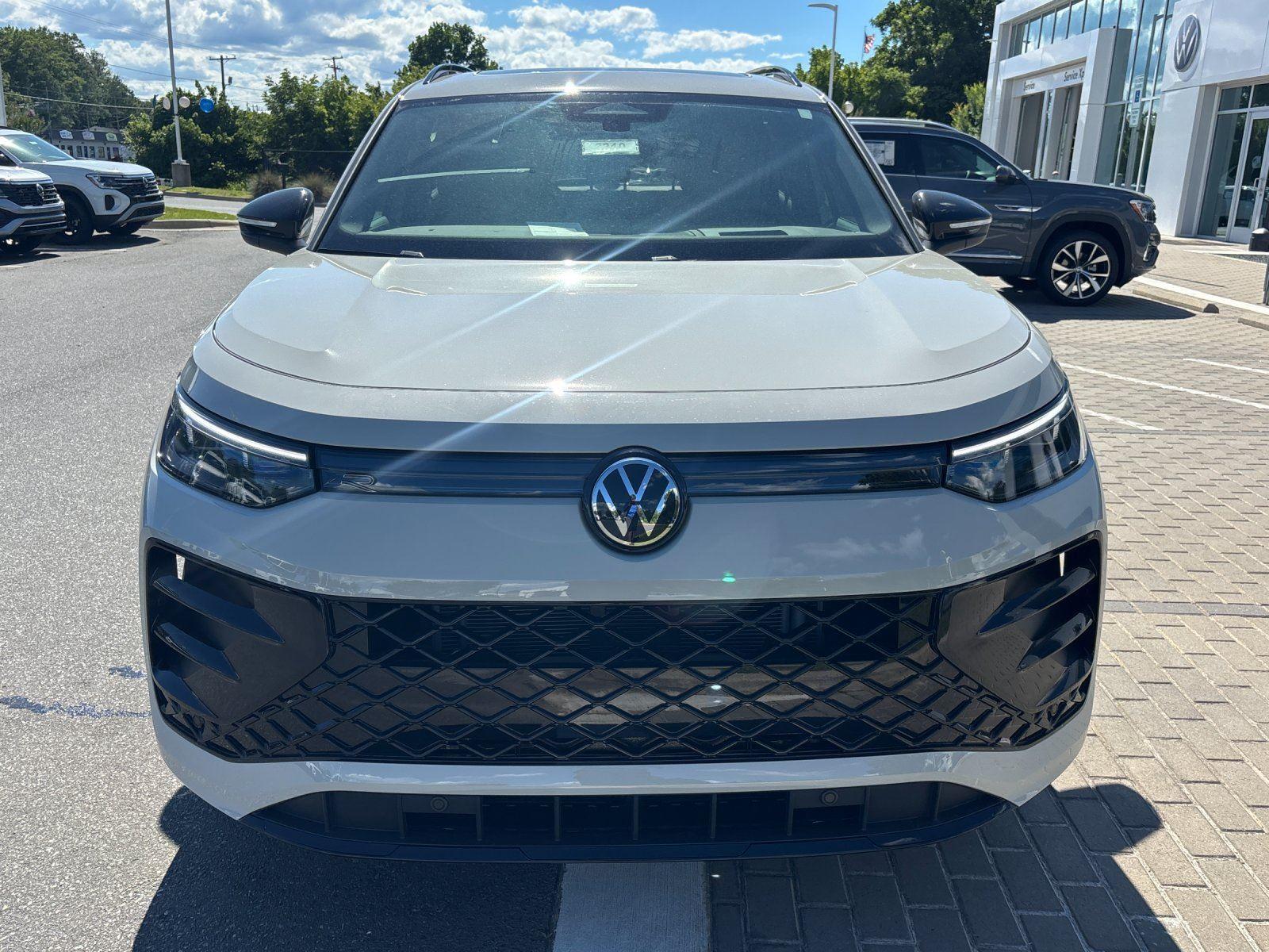 New 2026 sandstone Volkswagen SE R-Line Black image 8