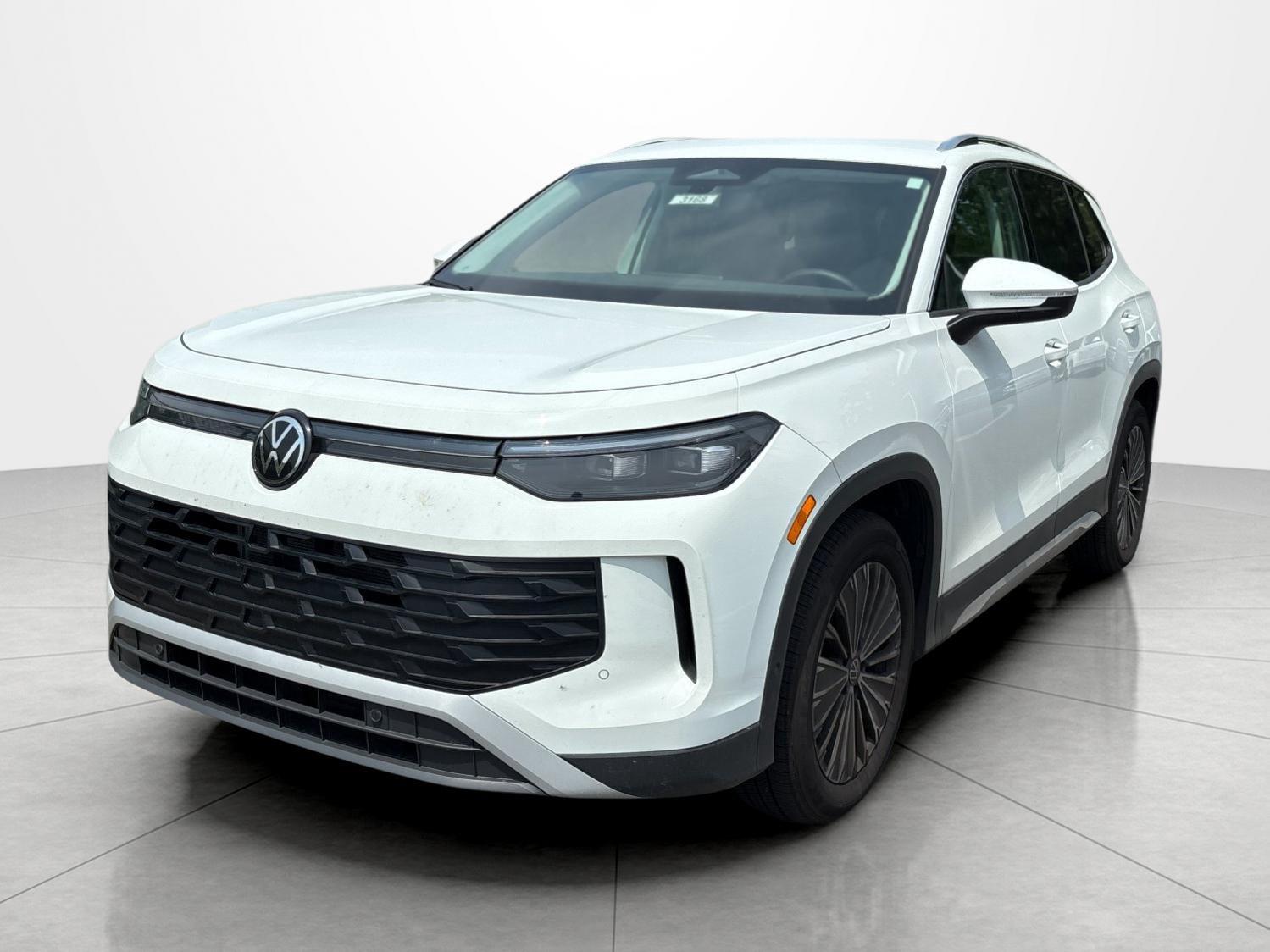 Pure White 2026 Volkswagen Tiguan SUV / Crossover Front-Wheel Drive Automatic
