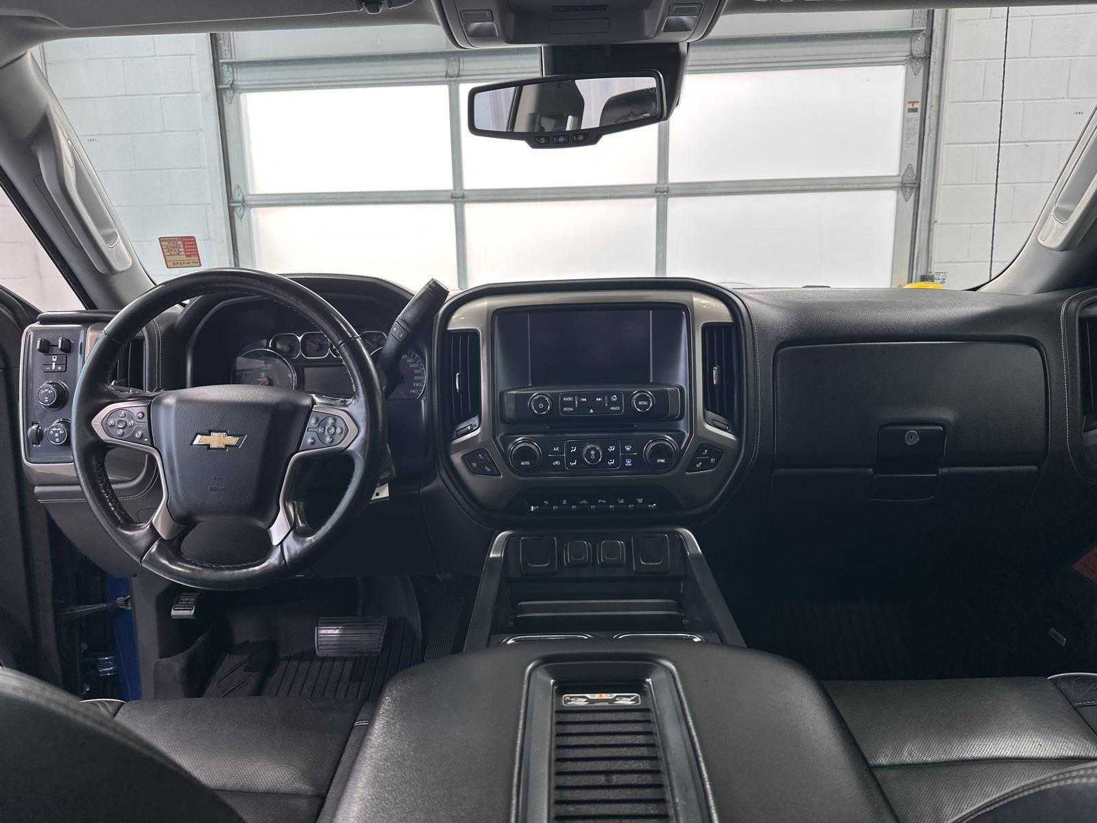 2017 Chevrolet Silverado 2500HD High Country Crew Cab Pickup Four Wheel Drive mobile thumbnail 4