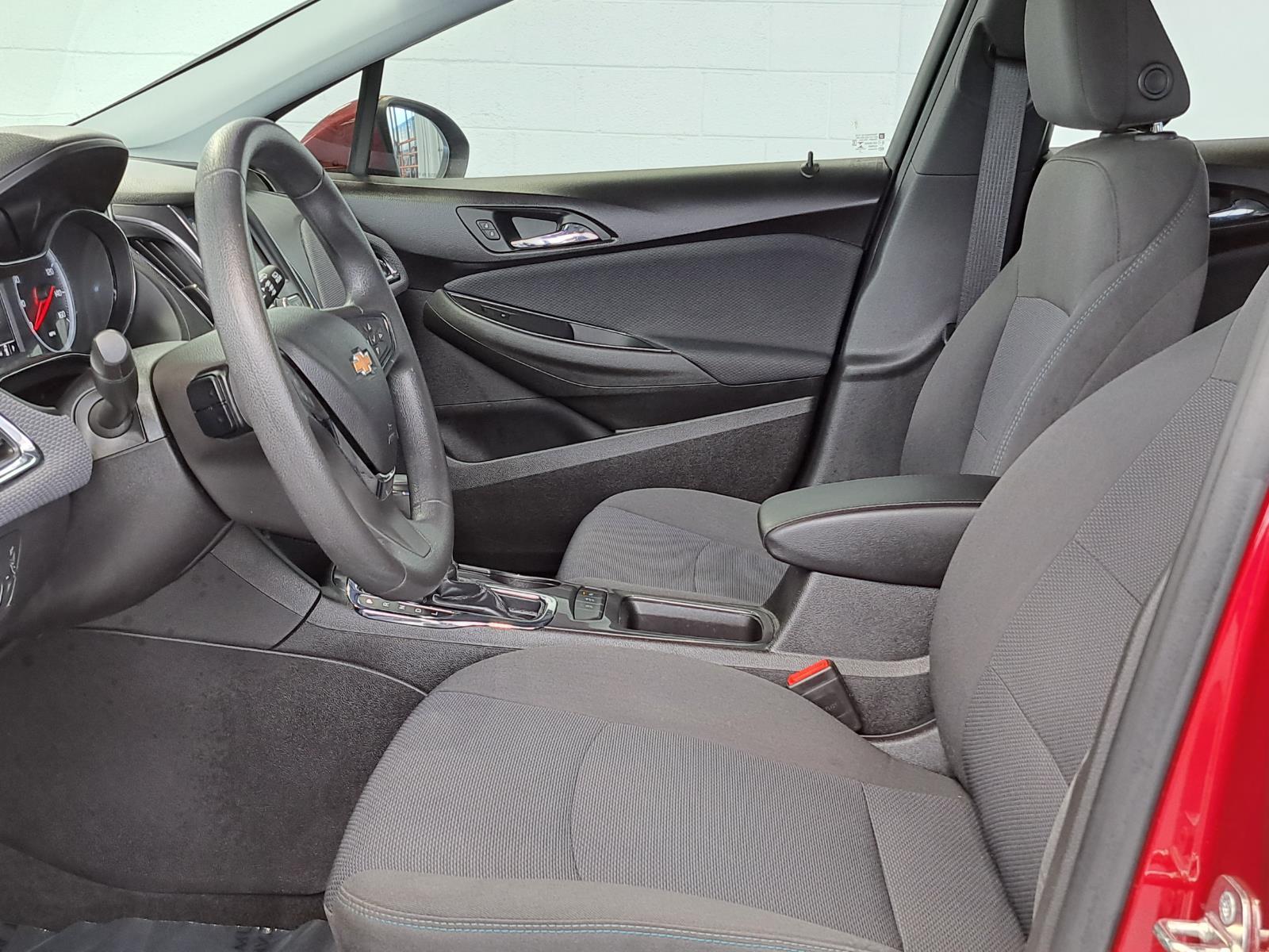 2019 Chevrolet Cruze LT Hatchback 4 Dr. Front Wheel Drive mobile thumbnail 27
