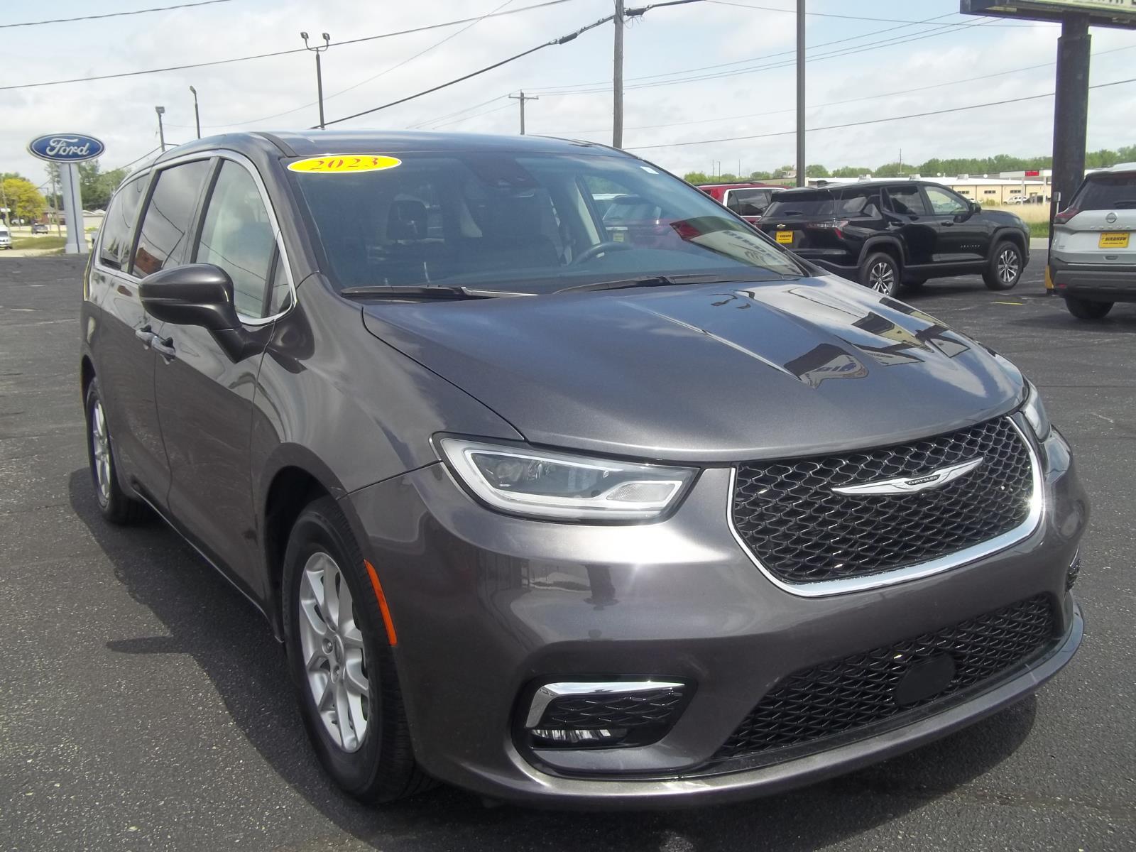 Ceramic Gray Clearcoat 2023 Chrysler Pacifica Touring L FWD Minivan Front-Wheel Drive 9-Speed Automatic