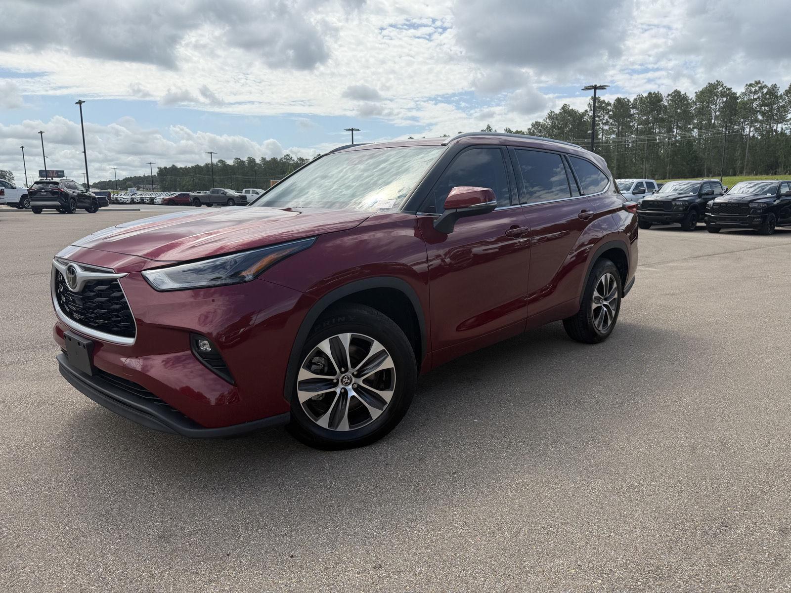 Red (Ruby Flare Pearl) 2022 Toyota Highlander XLE FWD SUV / Crossover Front-Wheel Drive 8-Speed Automatic