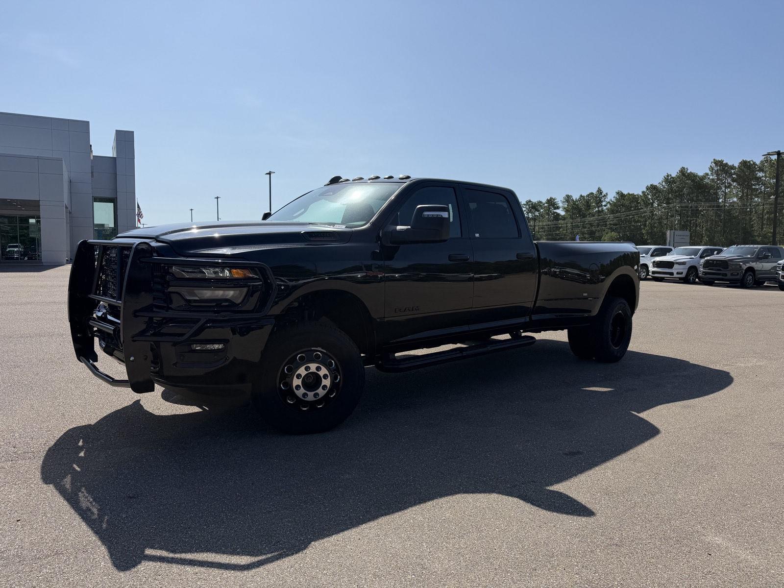 Diamond Black Crystal Pearlcoat 2026 RAM 3500 Pickup Truck Four-Wheel Drive 8-Speed Automatic