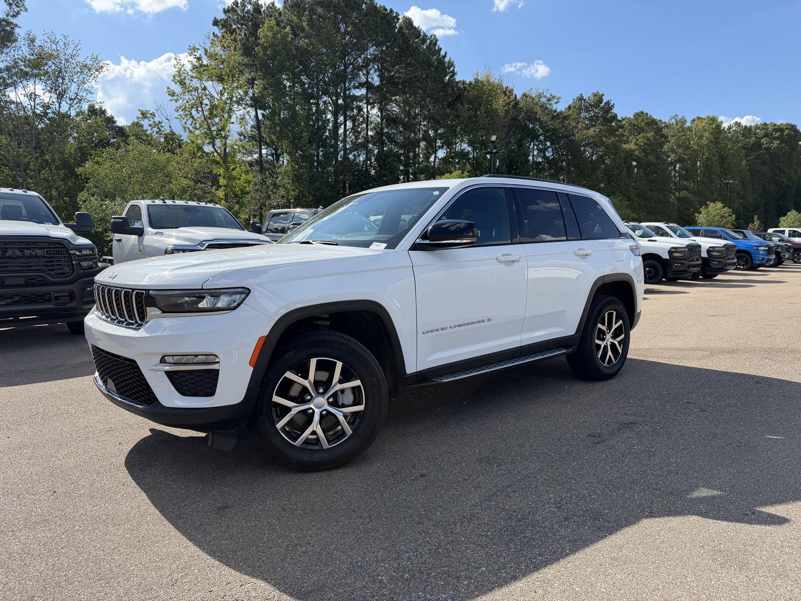 Bright White Clearcoat 2024 Jeep Grand Cherokee SUV / Crossover Four-Wheel Drive 8-Speed Automatic