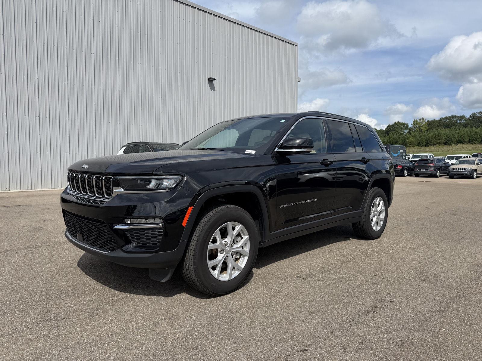 Diamond Black Crystal Pearlcoat 2023 Jeep Grand Cherokee SUV / Crossover Four-Wheel Drive 8-Speed Automatic