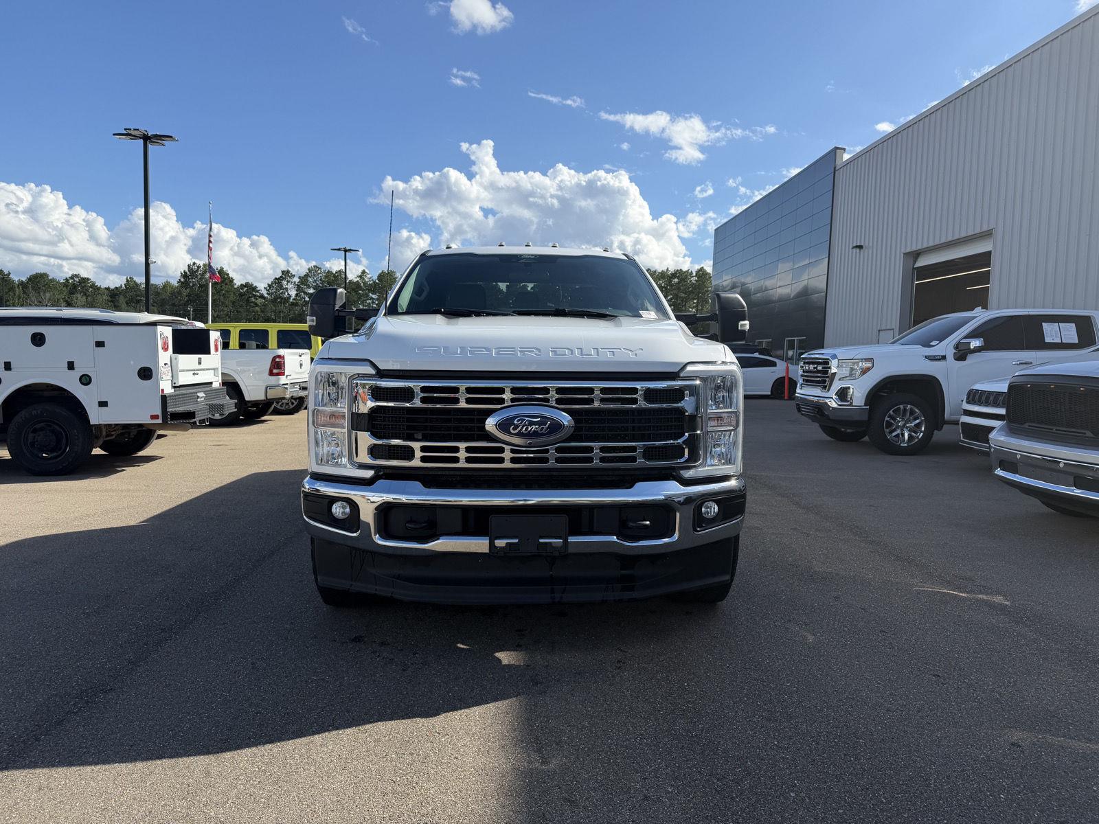 Oxford White 2024 Ford F-250 Super Duty Pickup Truck Four-Wheel Drive Automatic