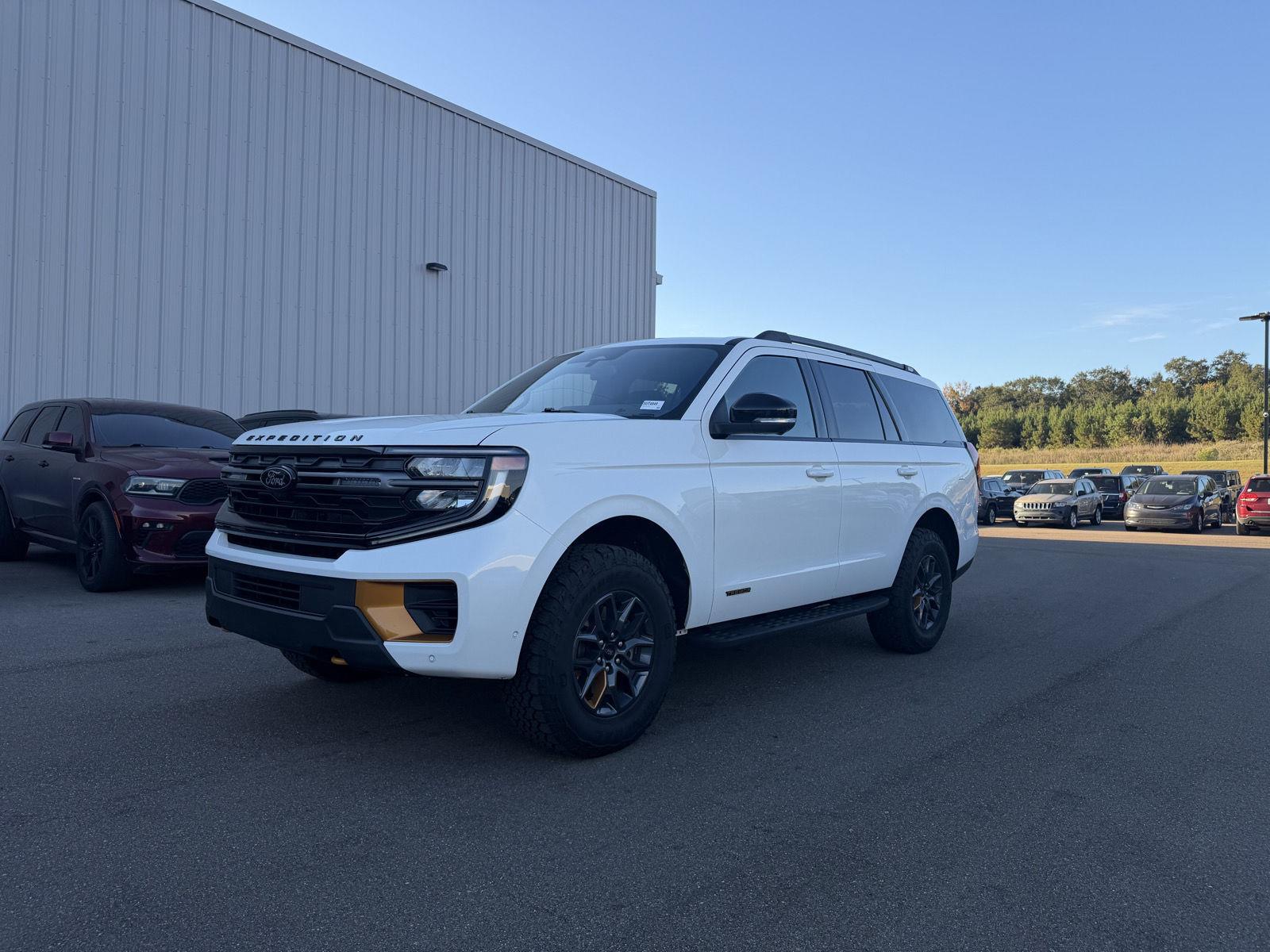 Star White Metallic Tri-Coat 2025 Ford Expedition SUV / Crossover Four-Wheel Drive Automatic
