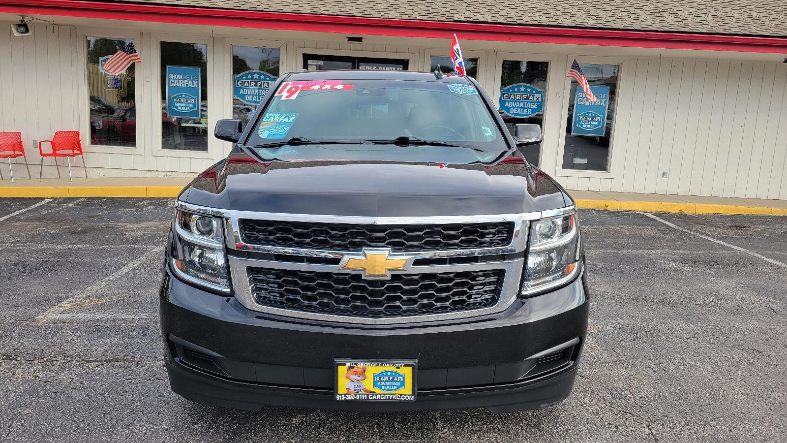 2019 Chevrolet Suburban LT photo 2