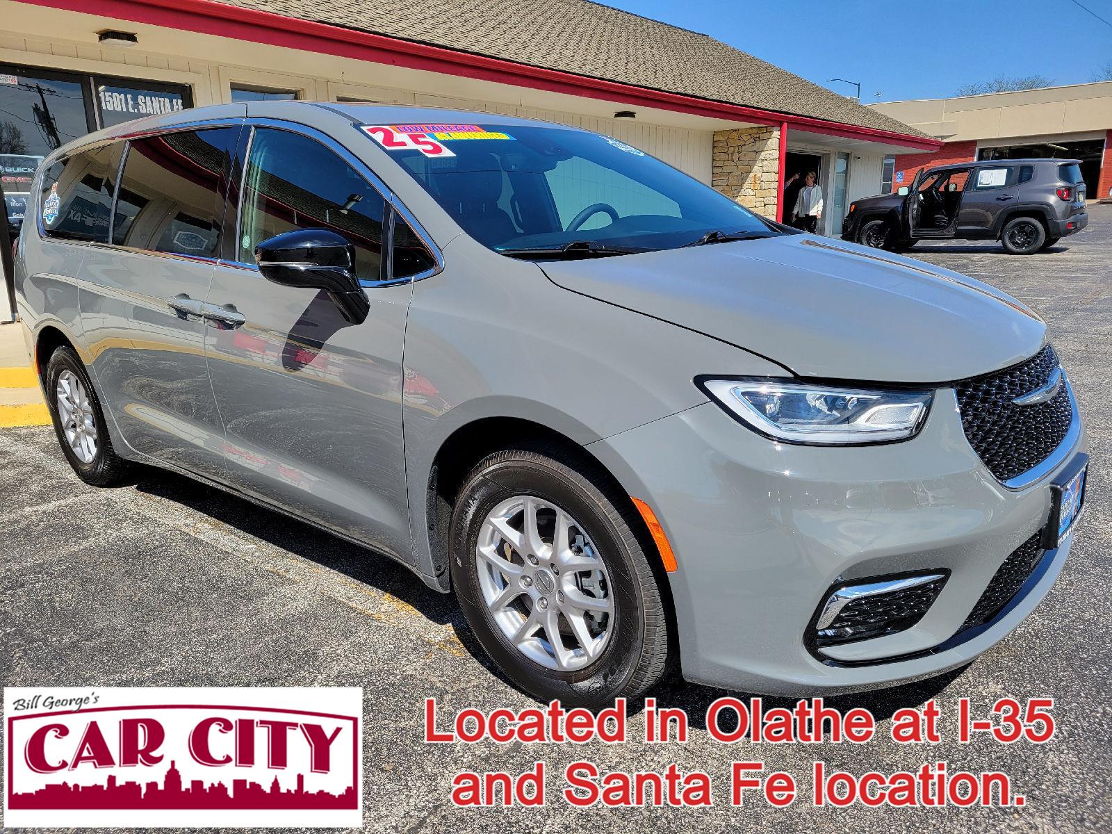 Ceramic Gray Clearcoat 2025 Chrysler Pacifica Minivan Front-Wheel Drive Automatic