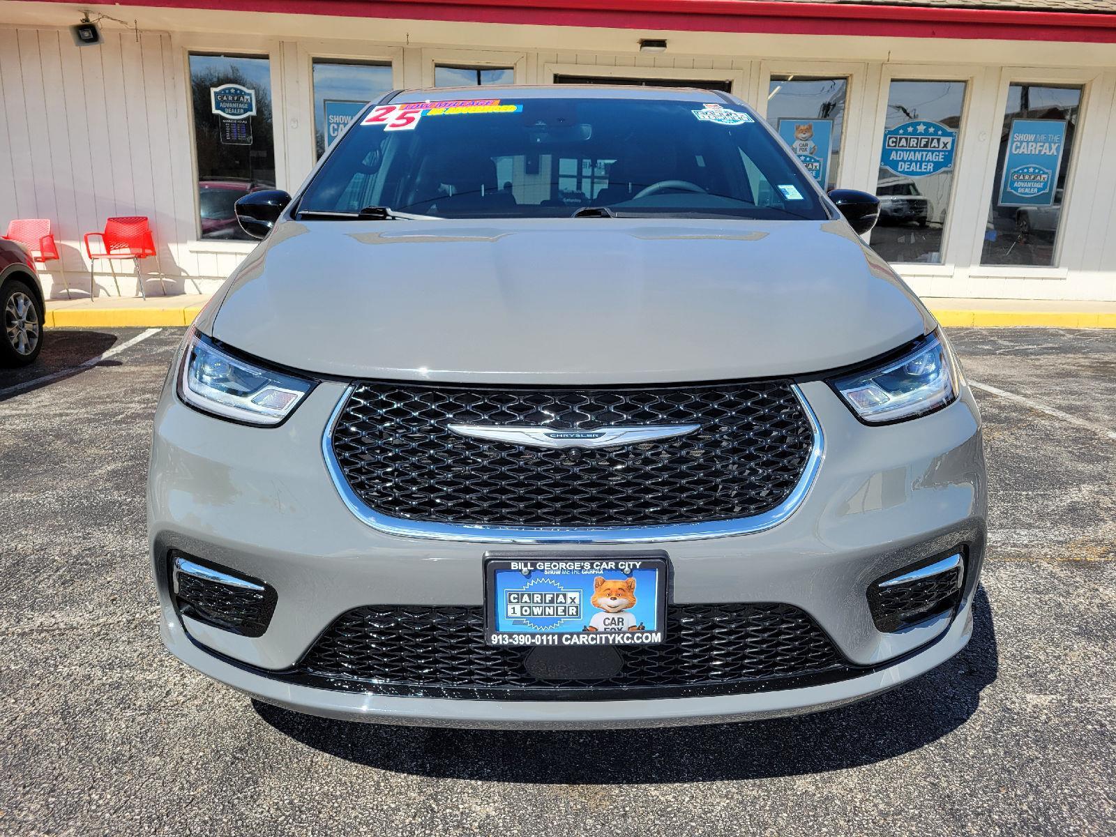 2025 Chrysler Pacifica Select's photo
