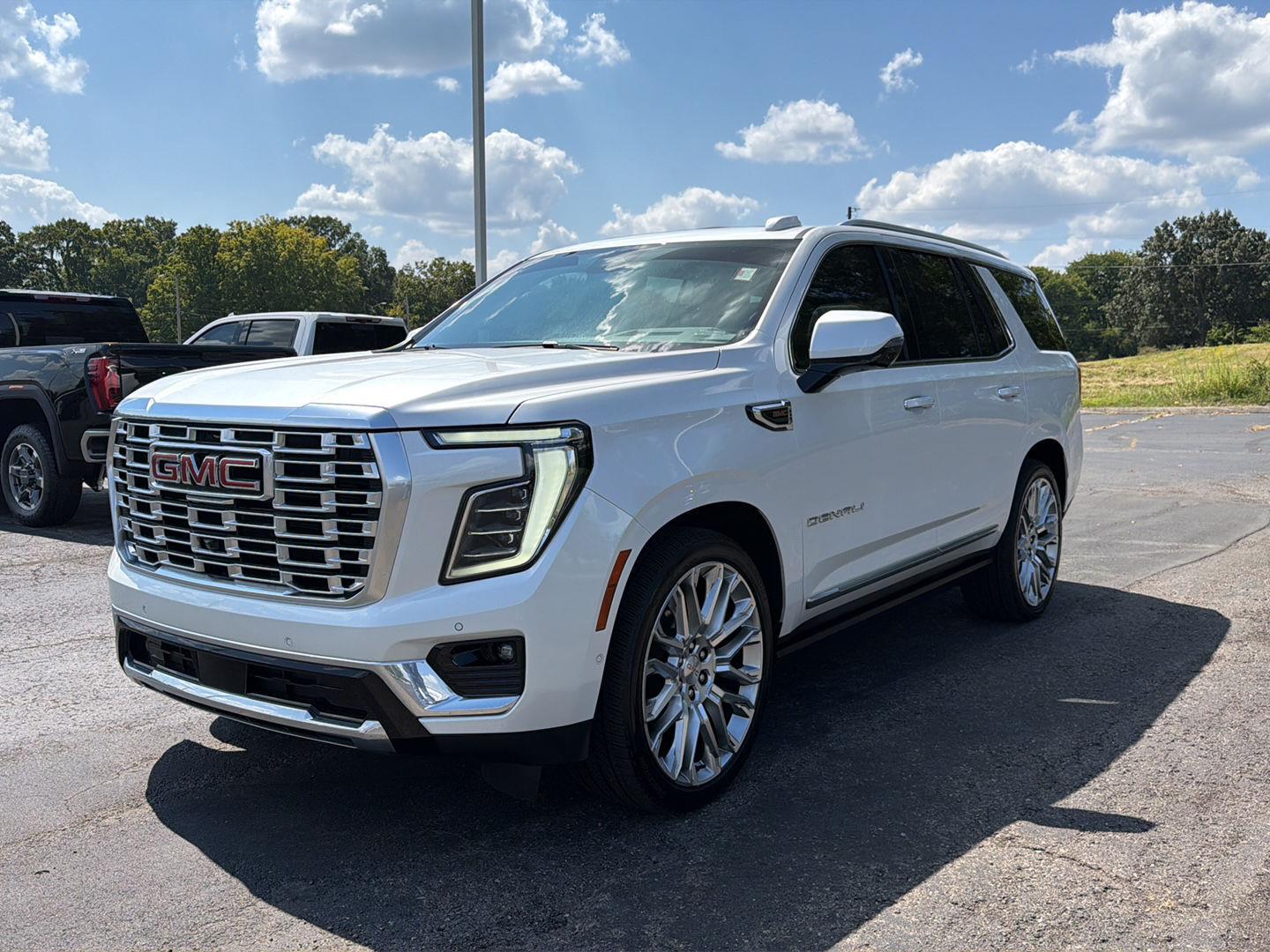 White Frost Tricoat 2025 GMC Yukon SUV / Crossover Four-Wheel Drive Automatic