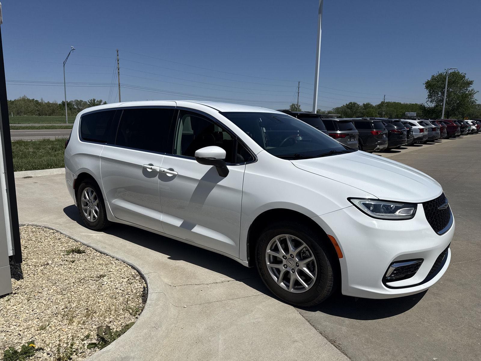 View vehicle photo 3