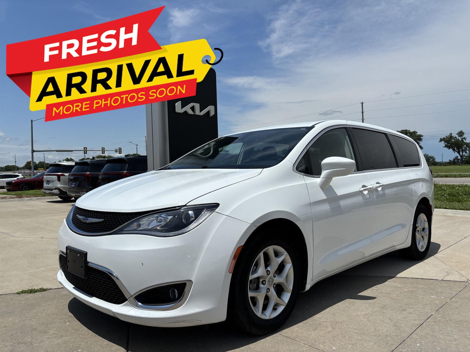 White 2020 Chrysler Pacifica Minivan Front-Wheel Drive