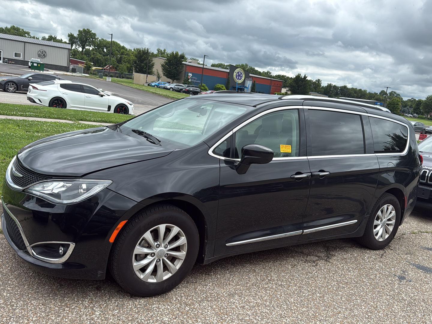 Brilliant Black Crystal Pearlcoat 2018 Chrysler Pacifica Minivan Front-Wheel Drive 9-Speed Automatic