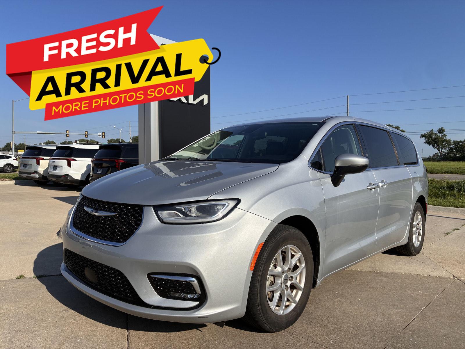 Silver Mist Clearcoat 2023 Chrysler Pacifica Minivan Front-Wheel Drive 9-Speed Automatic