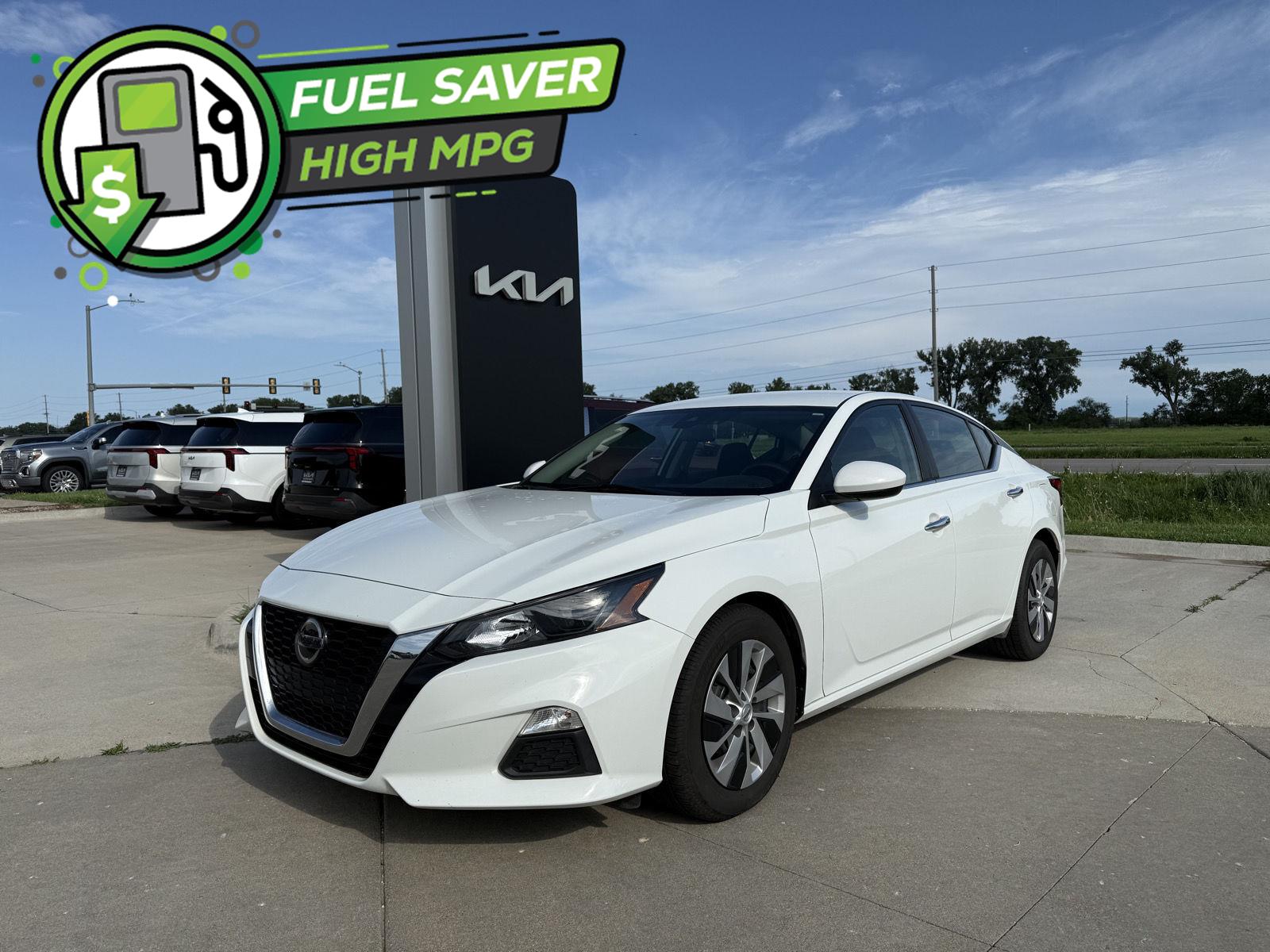 White 2022 Nissan Altima Sedan Front-Wheel Drive
